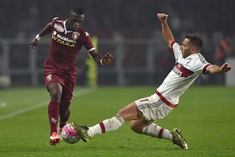 TURIN, ITALY - OCTOBER 17:  Afriyie Acquah (L) of Torino FC is tackled by Andrea Bertolacci of AC Milan during the Serie A match between Torino FC and AC Milan at Stadio Olimpico di Torino on October 17, 2015 in Turin, Italy.  (Photo by Valerio Pennicino/