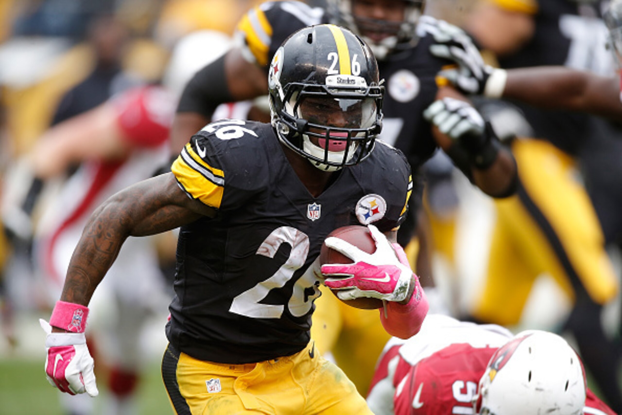 PITTSBURGH, PA - OCTOBER 18:  Le'Veon Bell #26 of the Pittsburgh Steelers runs the ball during the 2nd half of the game against the Arizona Cardinals at Heinz Field on October 18, 2015 in Pittsburgh, Pennsylvania.  (Photo by Gregory Shamus/Getty Images)