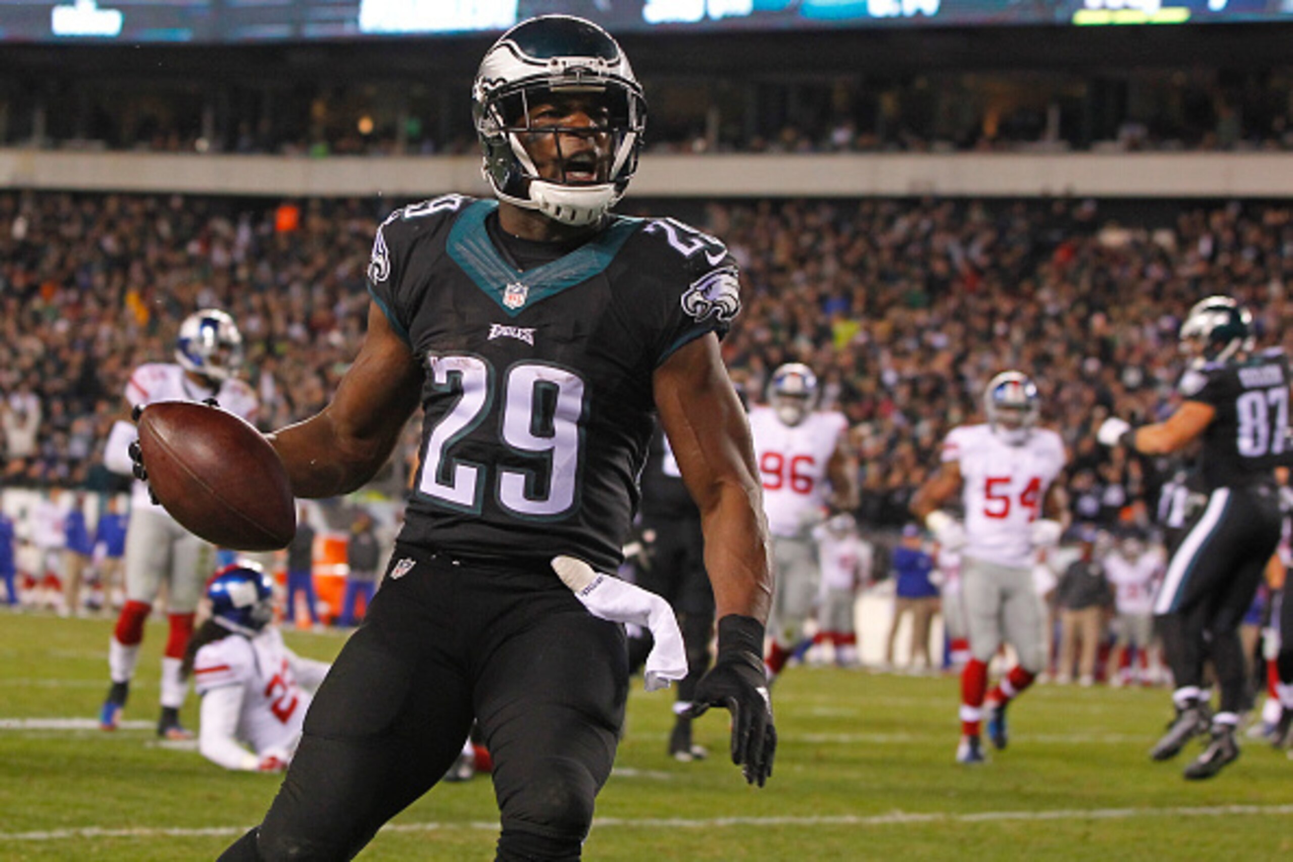 PHILADELPHIA, PA - OCTOBER 19: DeMarco Murray #29 of the Philadelphia Eagles runs the ball for a third quarter touchdown against the New York Giants at Lincoln Financial Field on October 19, 2015 in Philadelphia, Pennsylvania. (Photo by Rich Schultz /Gett