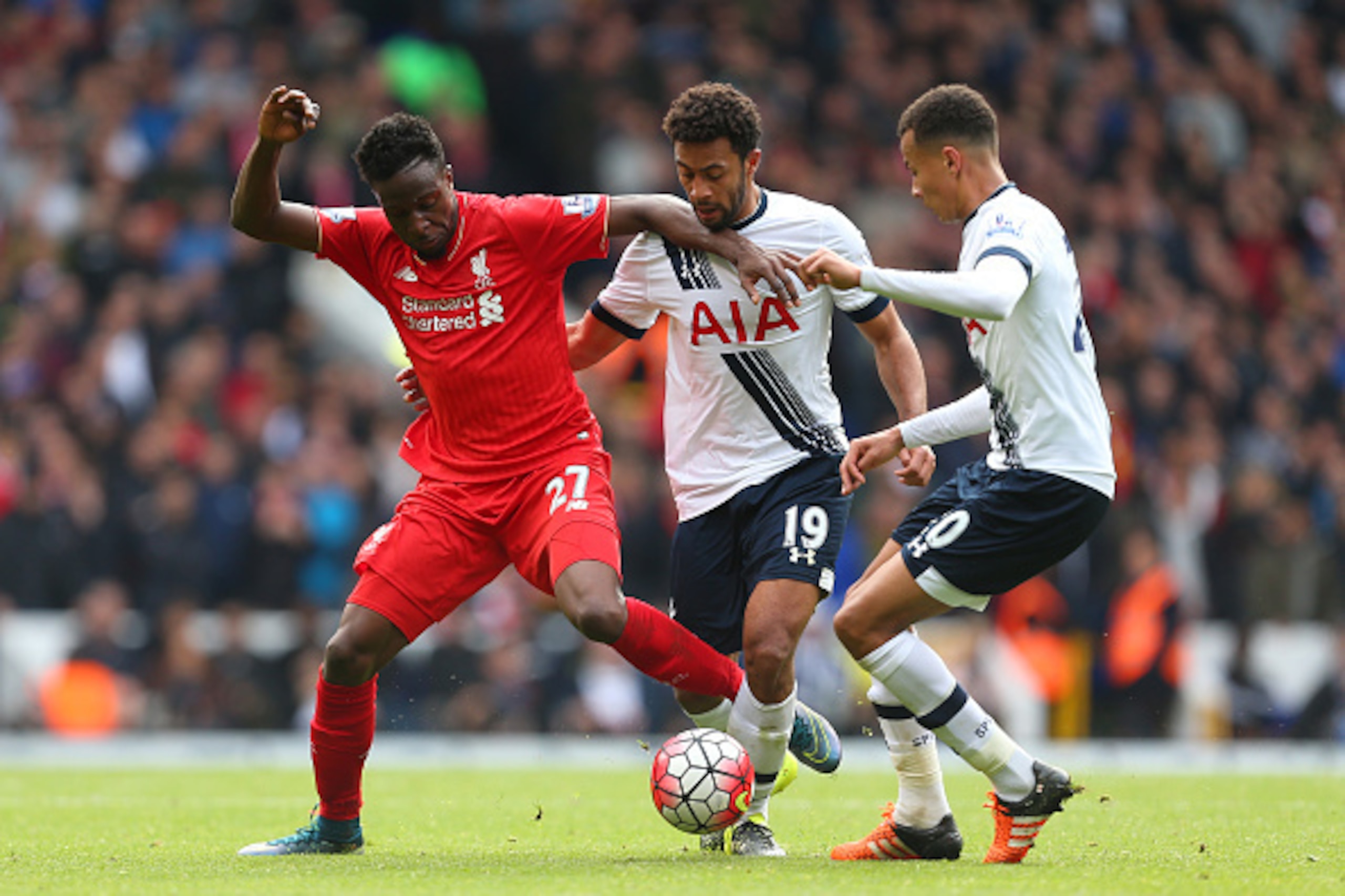 LONDON, ENGLAND - OCTOBER 17:  Divock Origi of Liverpool battles with Mousa Dembele and Dele Alli of Tottenham Hotspur during the Barclays Premier League match between Tottenham Hotspur and Liverpool at White Hart Lane on October 17, 2015 in London, Engla