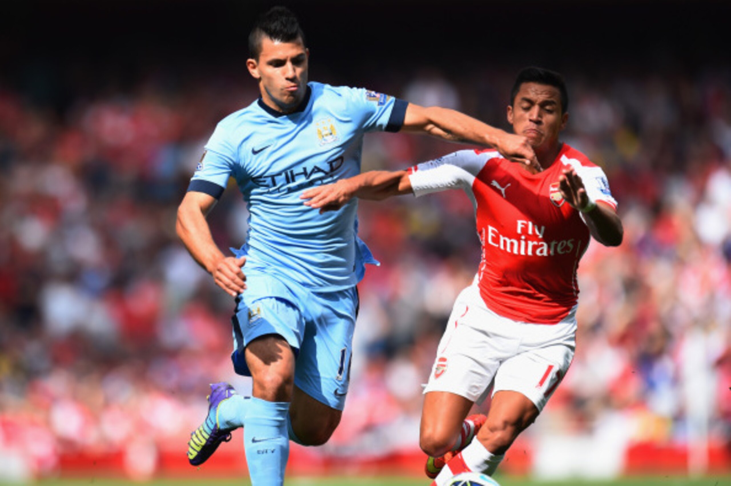 LONDON, ENGLAND - SEPTEMBER 13:  Sergio Aguero of Manchester City and Alexis Sanchez of Arsenal battle for the ball during the Barclays Premier League match between Arsenal and Manchester City at Emirates Stadium on September 13, 2014 in London, England. 