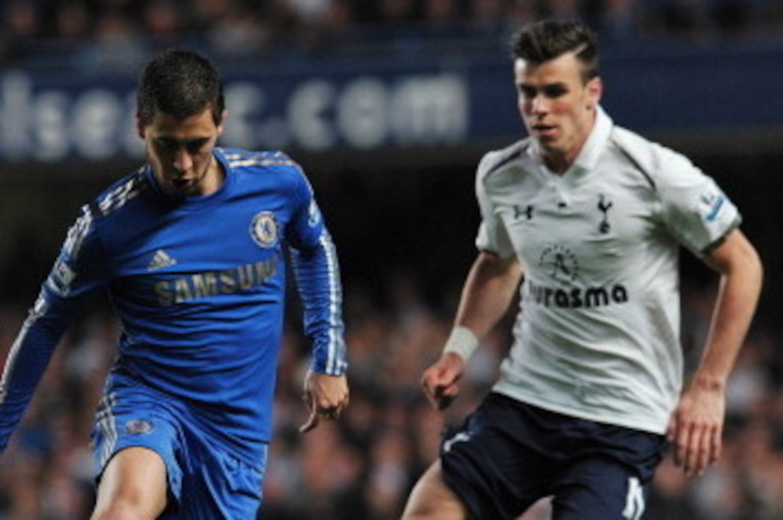 Chelsea's Belgium midfielder Eden Hazard (C) controls the ball betweem Tottenham Hotspur's Welsh midfielder Gareth Bale (R) and Tottenham Hotspur's English defender Kyle Walker (L) during the English Premier League football match between Chelsea and Totte