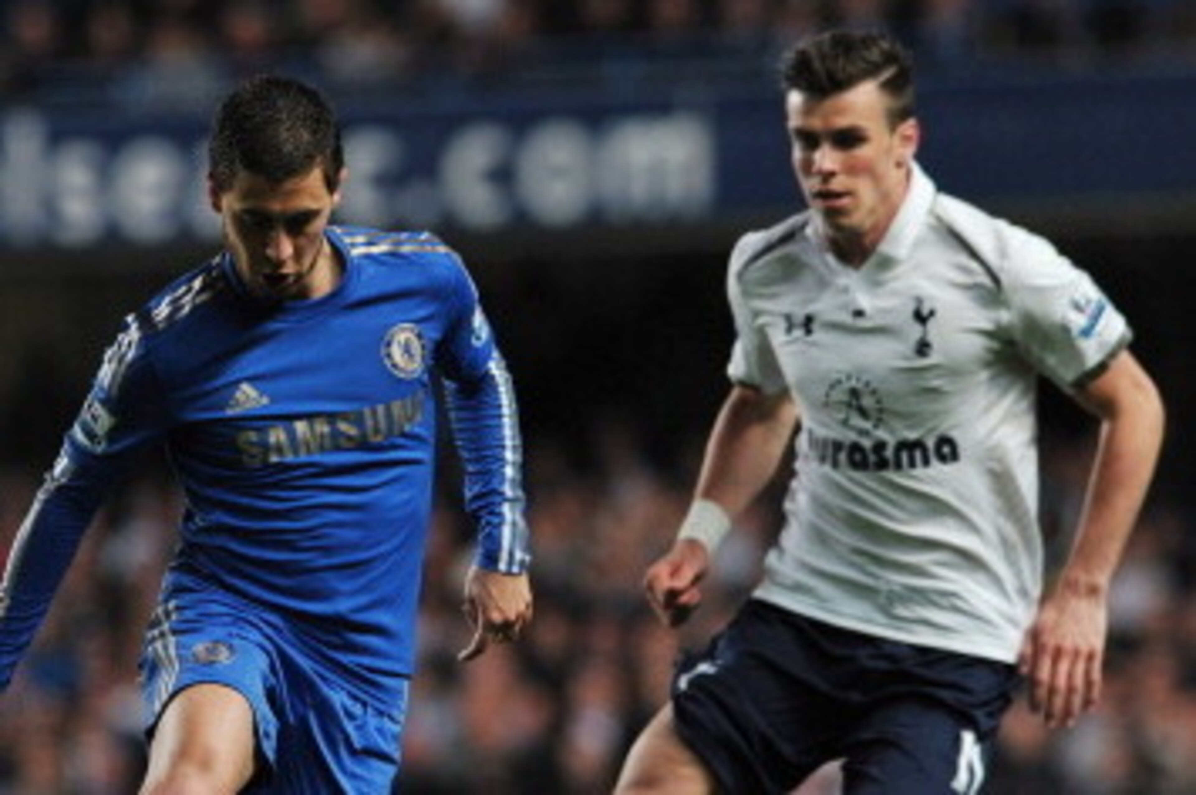 Chelsea's Belgium midfielder Eden Hazard (C) controls the ball betweem Tottenham Hotspur's Welsh midfielder Gareth Bale (R) and Tottenham Hotspur's English defender Kyle Walker (L) during the English Premier League football match between Chelsea and Totte