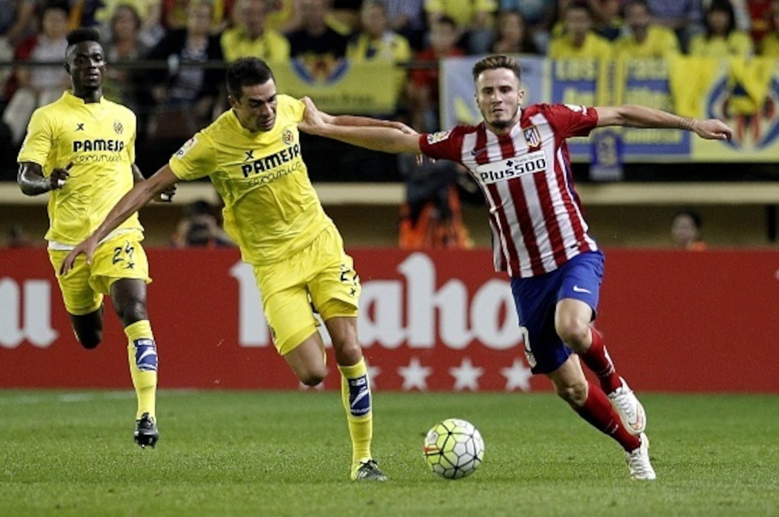 Villarreal's midfielder Bruno Soriano  (L) vies with Atletico Madrid's midfielder Saul Niguez during the Spanish league football match Villarreal CF vs Club Atletico de Madrid at El Madrigal stadium in Villareal on September 26, 2015.  AFP PHOTO / JOSE JO