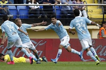 Celta Vigo's forward Nolito (2ndR) celebrates his goal with teammates during the Spanish league football match Villarreal CF vs RC Celta de Vigo at El Madrigal stadium in Villareal on October 18, 2015.   AFP PHOTO/ JOSE JORDAN        (Photo credit should 