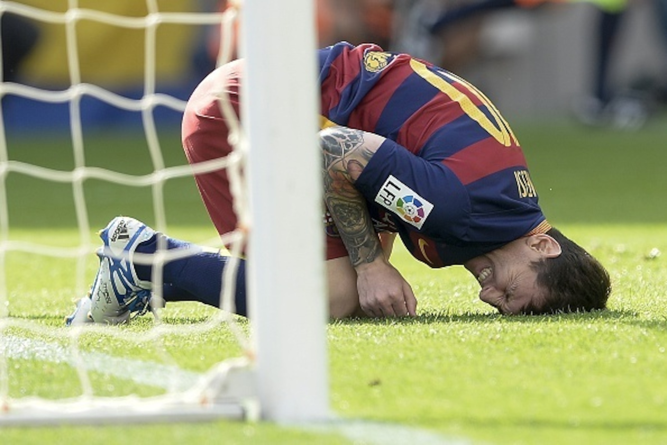 Barcelona's Argentinian forward Lionel Messi complains after being injured during the Spanish league football match FC Barcelona vs UD Las Palmas at the Camp Nou stadium in Barcelona on September 26, 2015. AFP PHOTO / JOSEP LAGO (Photo credit shou Barcelona's Argentinian forward Lionel Messi complains after being injured during the Spanish league football match FC Barcelona vs UD Las Palmas at the Camp Nou stadium in Barcelona on September 26, 2015. AFP PHOTO / JOSEP LAGO (Photo credit shou