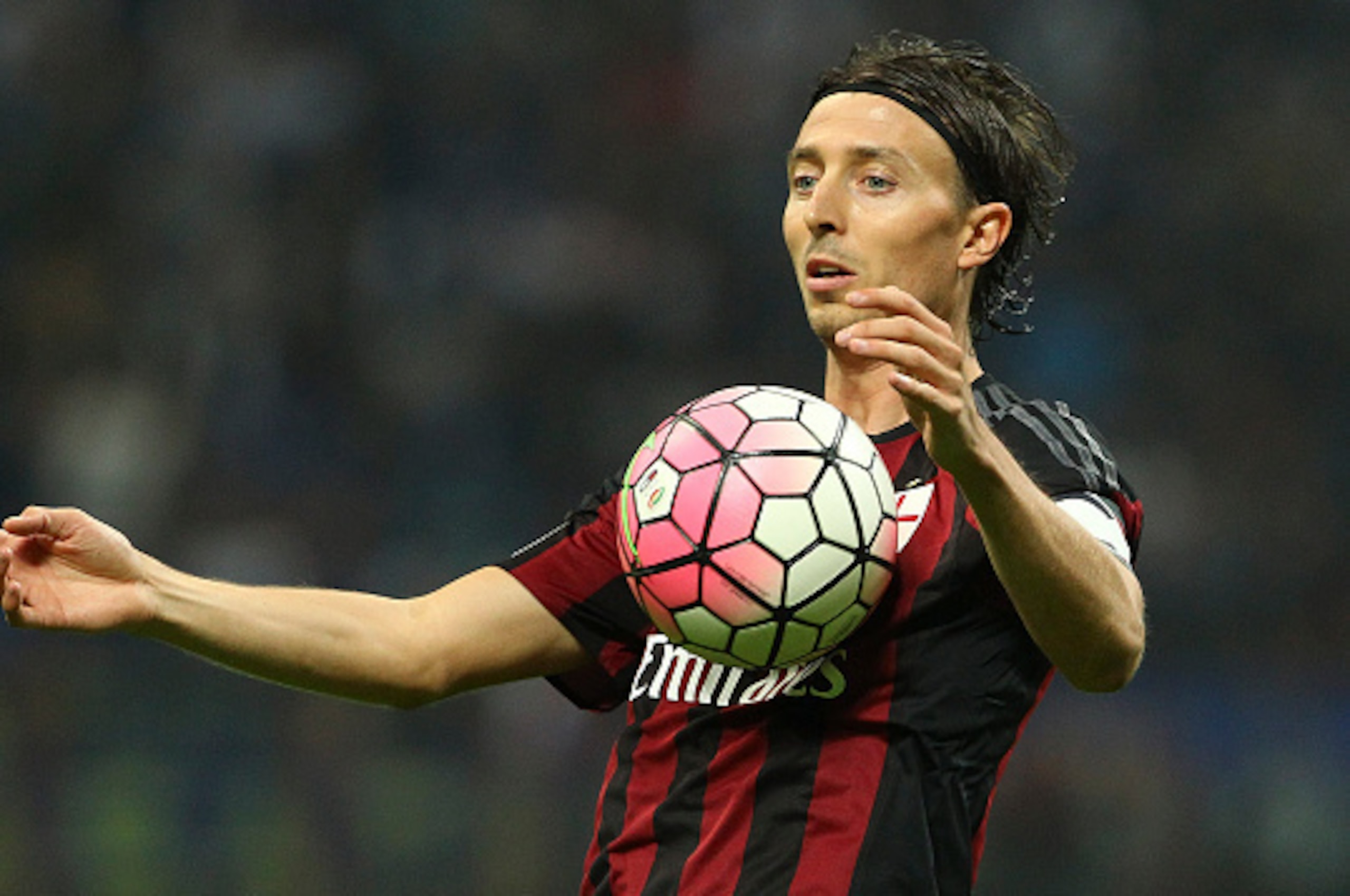MILAN, ITALY - SEPTEMBER 13:  Riccardo Montolivo of AC Milan controls the ball during the Serie A match between FC Internazionale Milano and AC Milan at Stadio Giuseppe Meazza on September 13, 2015 in Milan, Italy.  (Photo by Marco Luzzani/Getty Images)