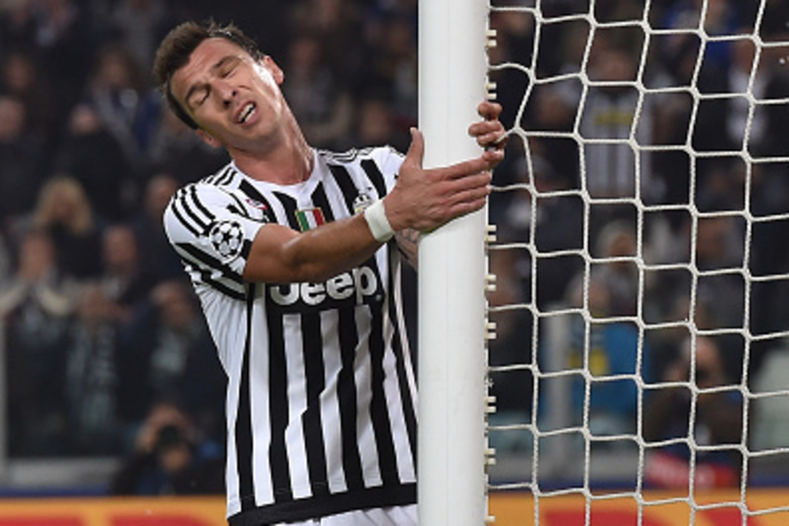 TURIN, ITALY - OCTOBER 21:  Mario Mandzukic of Juventus reacts during the UEFA Champions League group stage match between Juventus and VfL Borussia Moenchengladbach at Juventus Arena on October 21, 2015 in Turin, Italy.  (Photo by Valerio Pennicino/Getty 