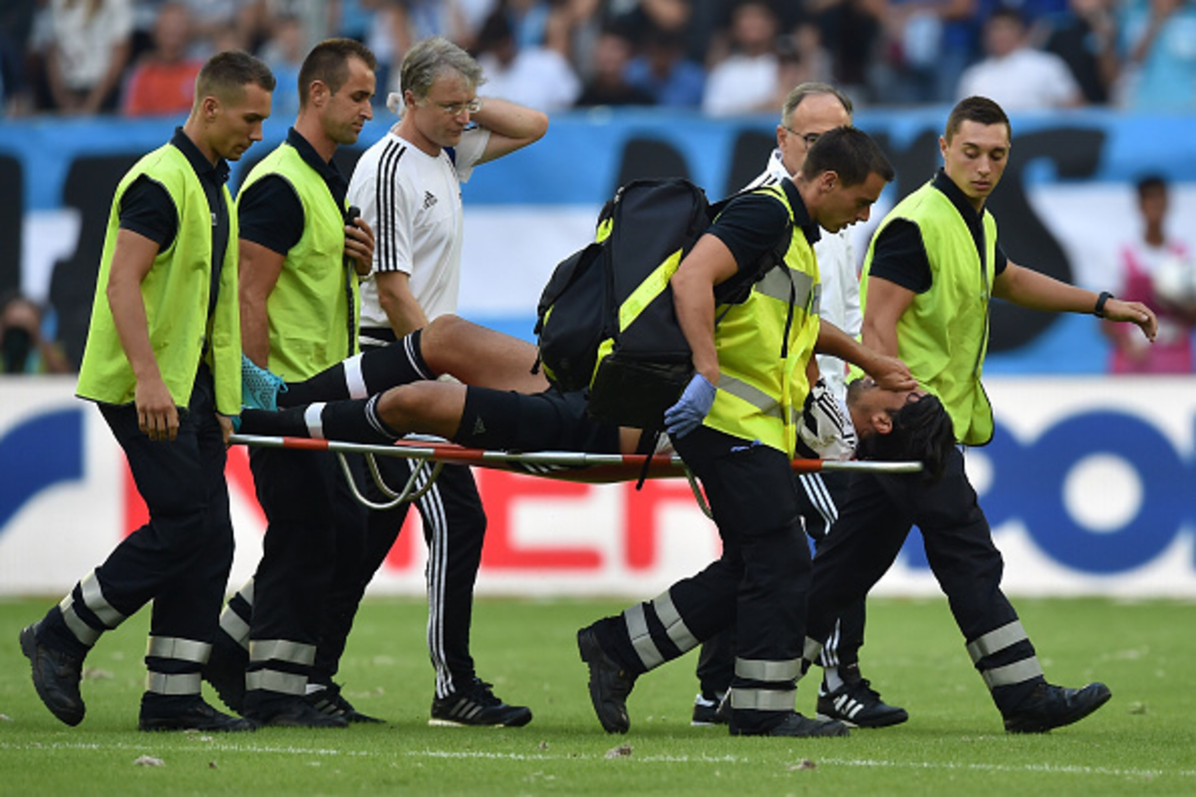 MARSEILLE, FRANCE - AUGUST 01: Sami Khedira of Juventus FC is helped from the pitch after sustaining an injury during the preseason friendly match between Olympique de Marseille and Juventus FC at Stade Velodrome on August 1, 2015 in Marseille, France. MARSEILLE, FRANCE - AUGUST 01: Sami Khedira of Juventus FC is helped from the pitch after sustaining an injury during the preseason friendly match between Olympique de Marseille and Juventus FC at Stade Velodrome on August 1, 2015 in Marseille, France.
