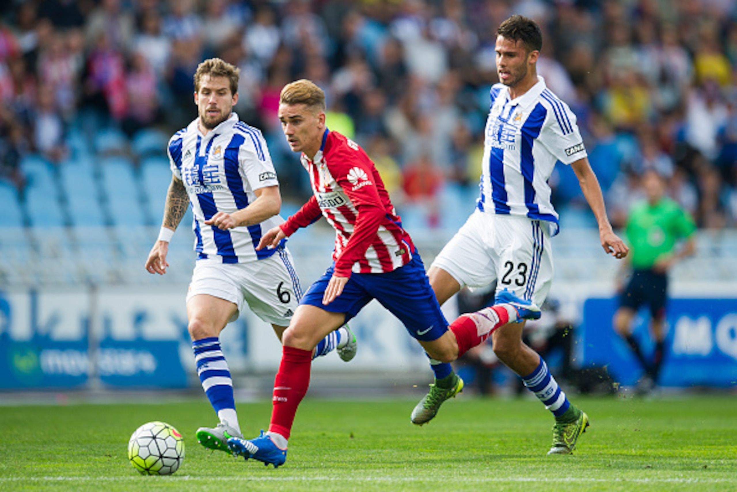 SAN SEBASTIAN, SPAIN - OCTOBER 18:  Antoine Griezmann of Atletico de Madrid duels for the ball with Inigo Martinez of Real Sociedad during the La Liga match between Real Sociedad de Futbol and Atletico de Madrid at Estadio Anoeta on October 18, 2015 in Sa