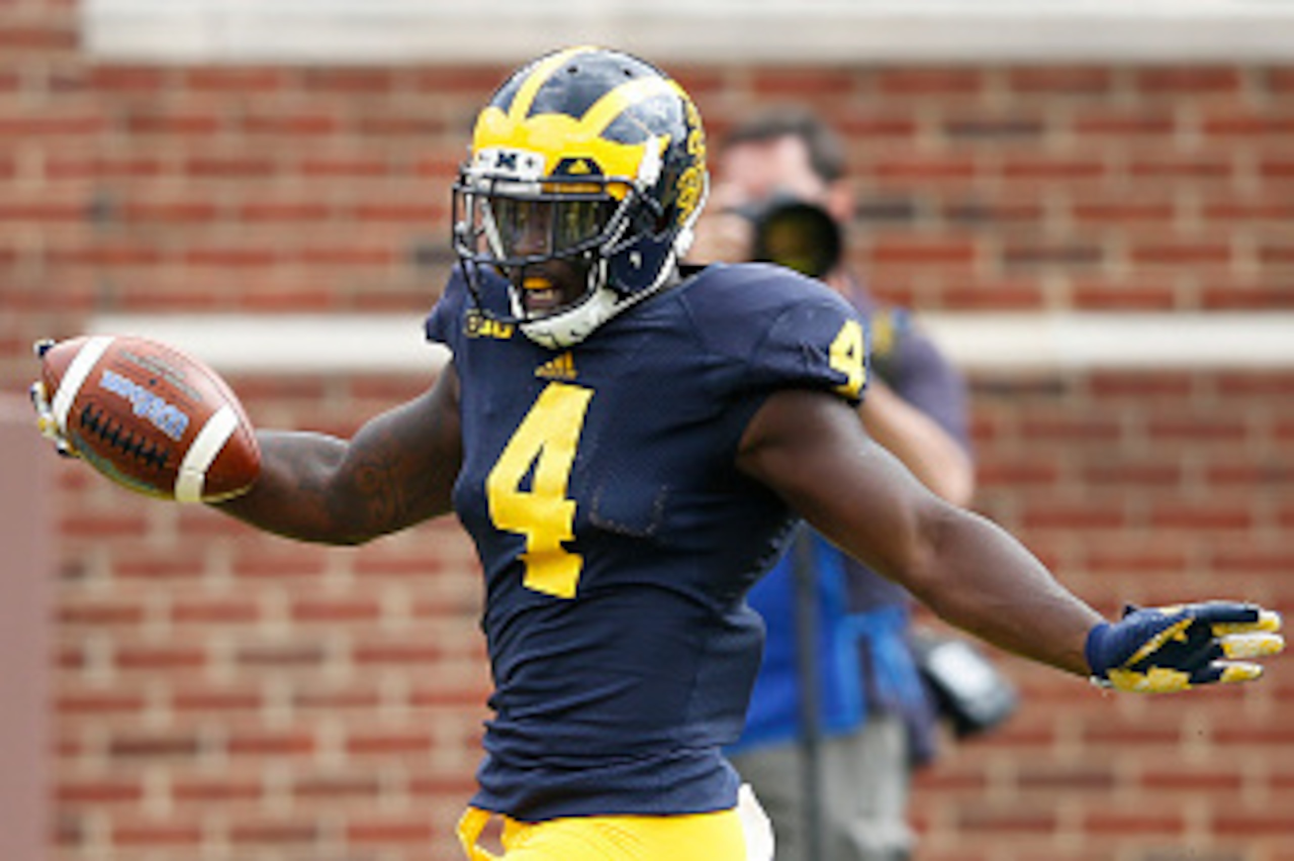 ANN ARBOR, MI - SEPTEMBER 26: De'Veon Smith #4 of the Michigan Wolverines runs for a 60-yard touchdown against the BYU Cougars during a game at Michigan Stadium on September 26, 2015 in Ann Arbor, Michigan. The Wolverines defeated the Cougars 31-0. (Photo