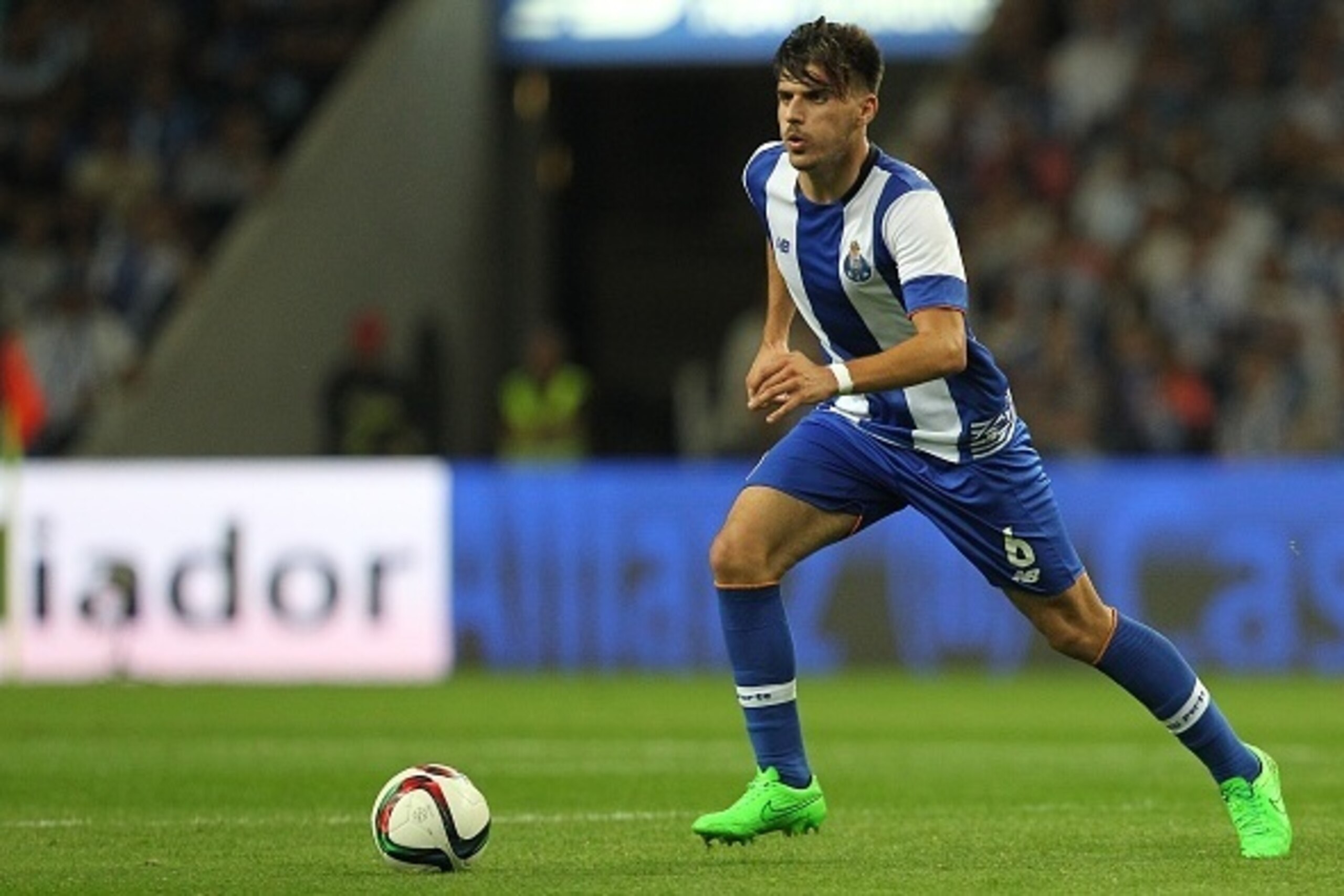 PORTO, PORTUGAL - SEPTEMBER 20: Porto's midfielder Ruben Neves  during the match between FC Porto and SL Benfica for the Portuguese Primeira Liga at Estadio do Dragao on September 20, 2015 in Porto, Portugal.  (Photo by Carlos Rodrigues/Getty Images)