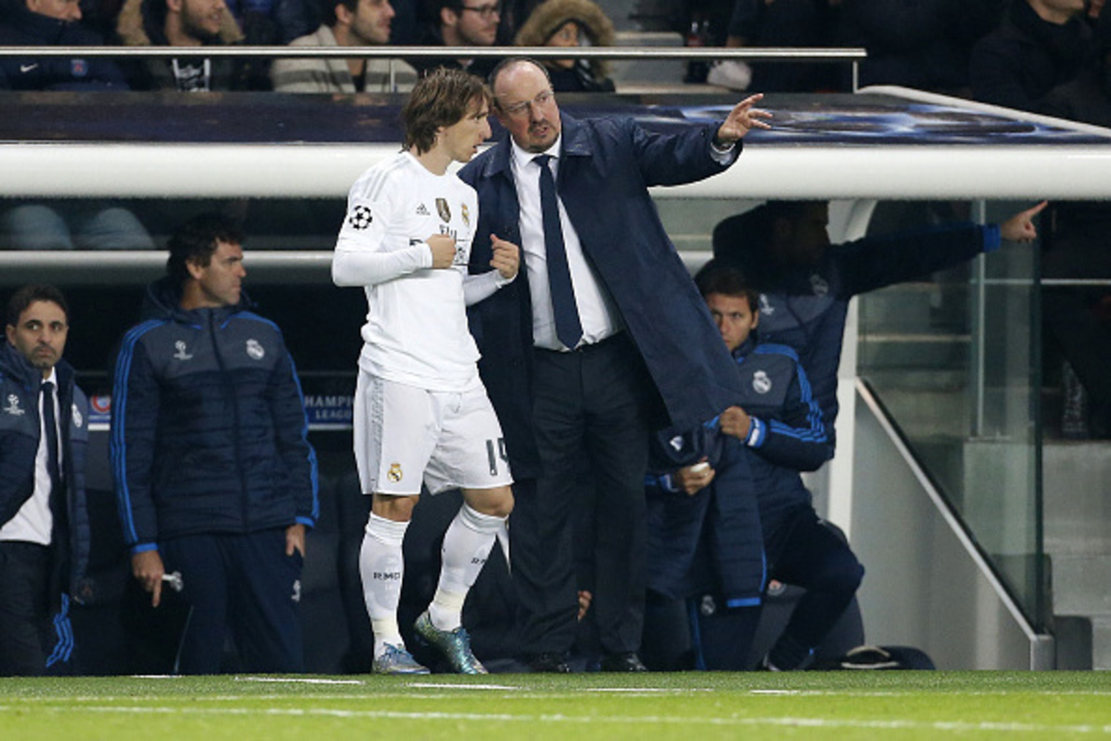 PARIS, FRANCE - OCTOBER 21: Coach of Real Madrid Rafael Benitez gives his instructions to Luka Modric of Real Madrid during the UEFA Champions League match between Paris Saint-Germain (PSG) and Real Madrid at Parc des Princes stadium on October 21, 2015 i PARIS, FRANCE - OCTOBER 21: Coach of Real Madrid Rafael Benitez gives his instructions to Luka Modric of Real Madrid during the UEFA Champions League match between Paris Saint-Germain (PSG) and Real Madrid at Parc des Princes stadium on October 21, 2015 i