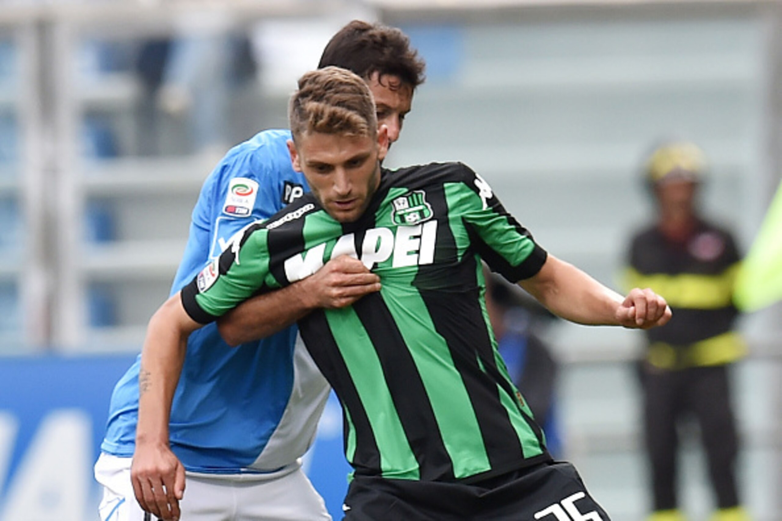 REGGIO NELL'EMILIA, ITALY - SEPTEMBER 27:  Massimo Gobbi of Chievo Verona and Domenico Berardi of Sassuolo in action during the Serie A match between US Sassuolo Calcio and AC Chievo Verona at Mapei Stadium - Città del Tricolore on September 27, 2015 in R