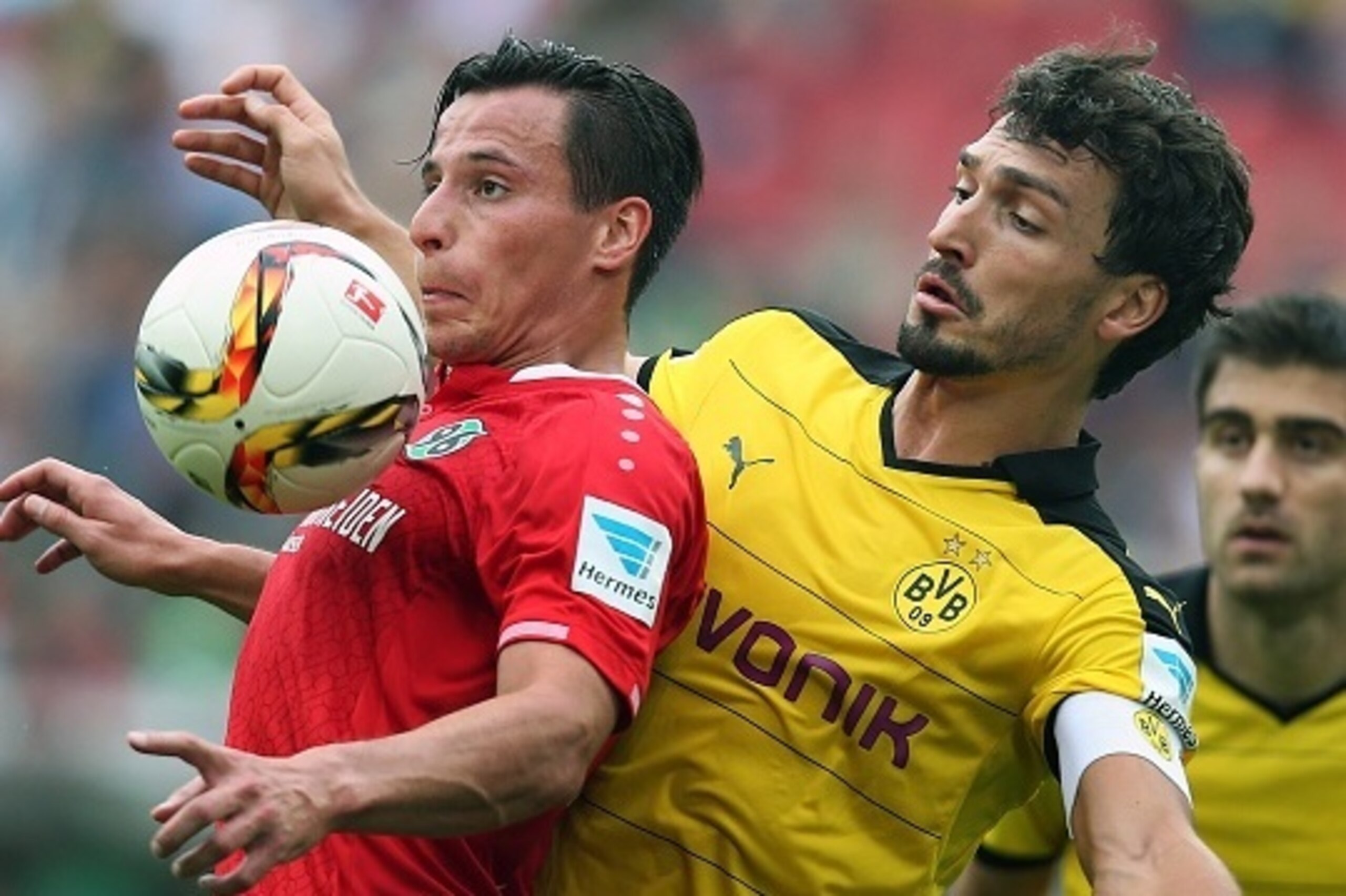 Dortmund's defender Mats Hummels (R) vies with Hanover's midfielder Edgar Prib during the German first division Bundesliga football match Hannover 96 v Borussia Dortmund, in Hannover, on September 12, 2015.  AFP PHOTO /  RONNY HARTMANN

RESTRICTIONS: DURI