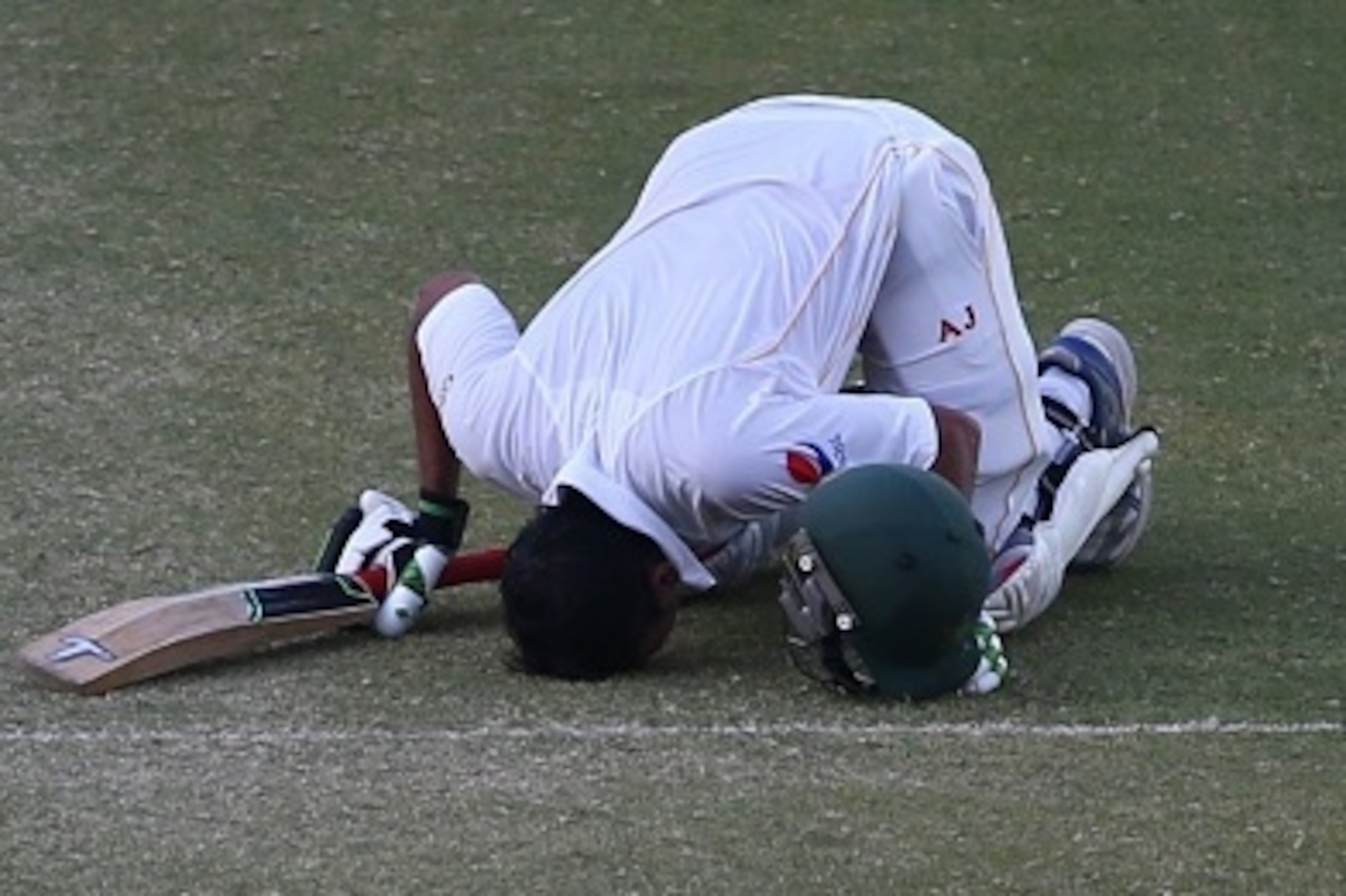 Pakistan's Younis Khan reacts after reaching 9,000 runs in his Test career during the third day of the second Test cricket match between Pakistan and England in Dubai on October 24, 2015. AFP PHOTO / MARWAN NAAMANI        (Photo credit should read MARWAN 
