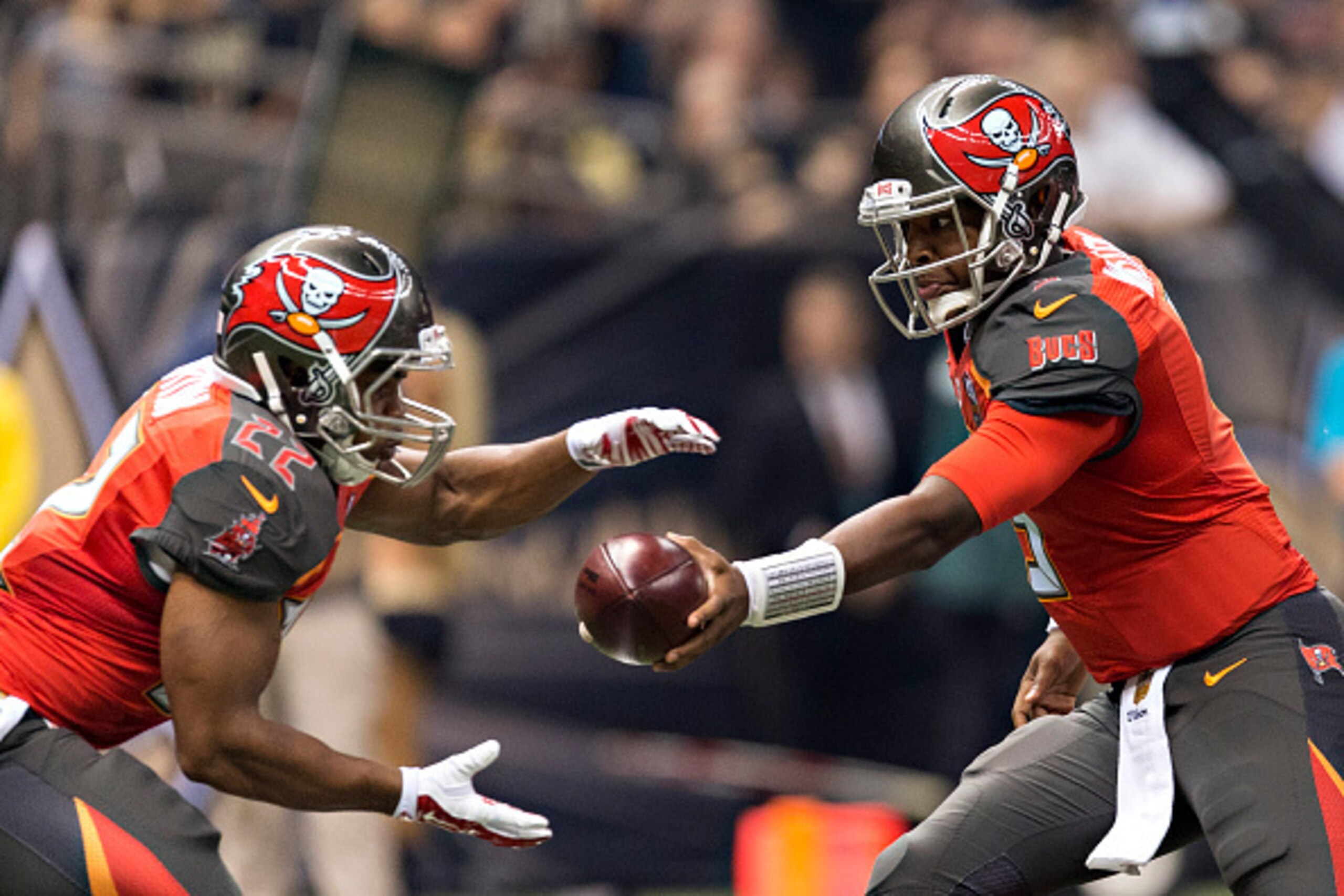 NEW ORLEANS, LA - SEPTEMBER 20: Jameis Winston #3 hands off the ball to Doug Martin #22 of the Tampa Bay Buccaneers during a game against the New Orleans Saints at Mercedes-Benz Superdome on September 20, 2015 in New Orleans Louisiana. The Buccaneers de NEW ORLEANS, LA - SEPTEMBER 20: Jameis Winston #3 hands off the ball to Doug Martin #22 of the Tampa Bay Buccaneers during a game against the New Orleans Saints at Mercedes-Benz Superdome on September 20, 2015 in New Orleans Louisiana. The Buccaneers de