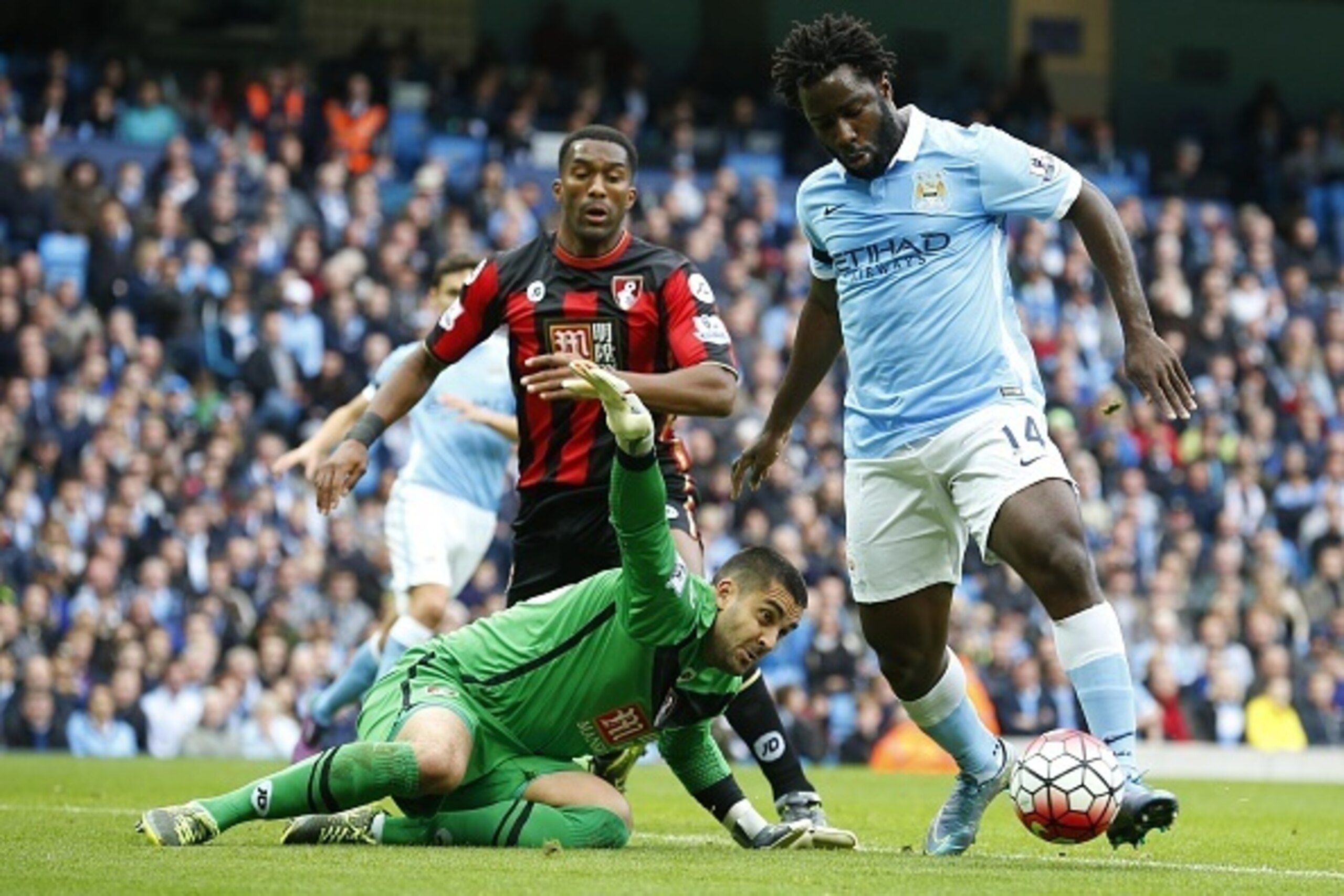 Manchester City's Ivorian striker Wilfried Bony (R) evades Bournemouth's Australian goalkeeper Adam Federici to score their second goal during the English Premier League football match between Manchester City and Bournemouth at the Etihad Stadium in Manch