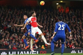 Arsenal's French striker Olivier Giroud (2nd L) vies with Everton's Zimbabwean midfielder Brendan Galloway (L) during the English Premier League football match between Arsenal and Everton at the Emirates Stadium in London on October 24, 2015. AFP PHOTO / 