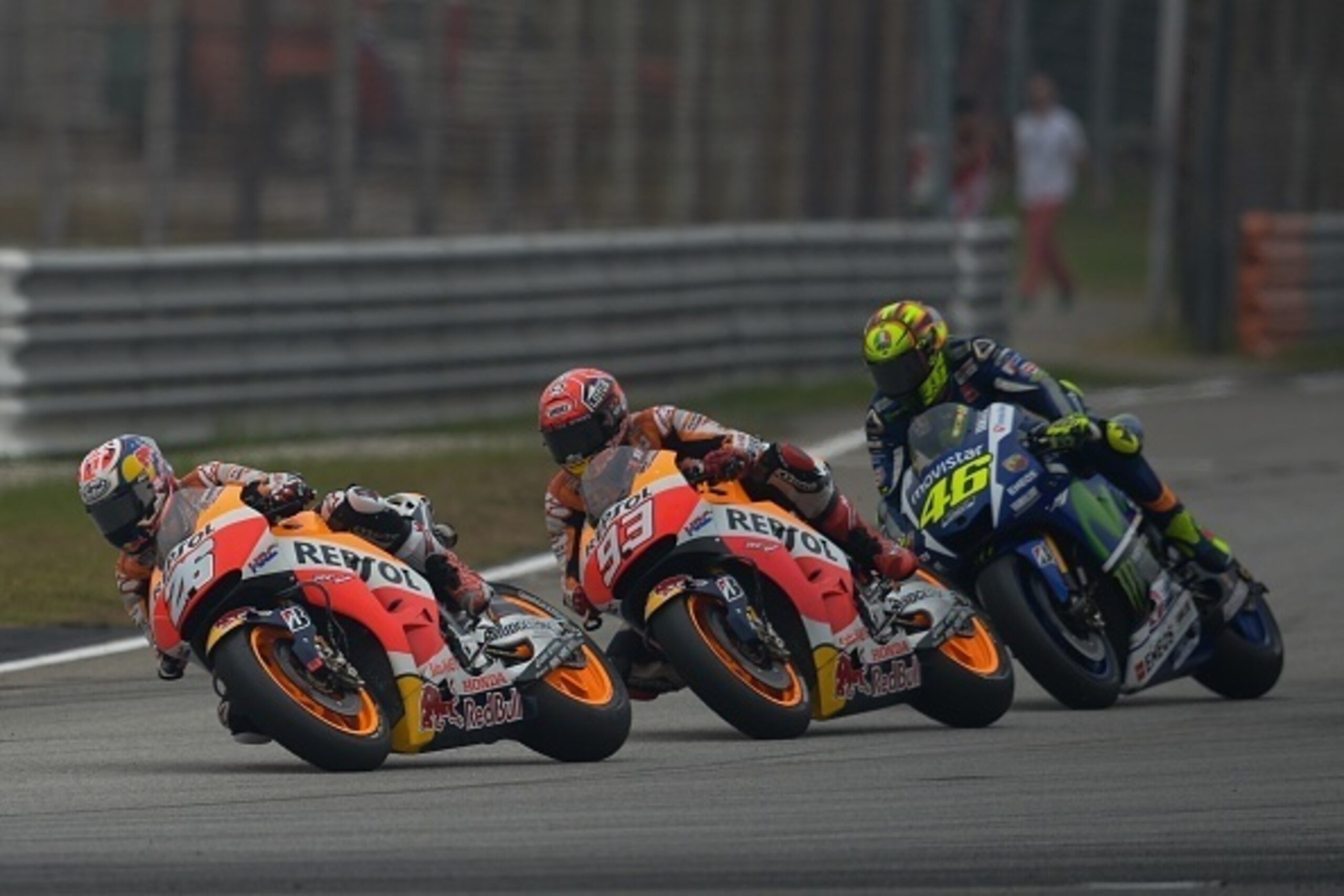 Repsol Honda Team's Spanish rider Dani Pedrosa (L) leads the MotoGP pack at the start of the Malaysian Grand Prix MotoGP motorcycling race at the Sepang International Circuit on October 25, 2015. AFP PHOTO / MOHD RASFAN (Photo credit should read MO Repsol Honda Team's Spanish rider Dani Pedrosa (L) leads the MotoGP pack at the start of the Malaysian Grand Prix MotoGP motorcycling race at the Sepang International Circuit on October 25, 2015. AFP PHOTO / MOHD RASFAN (Photo credit should read MO