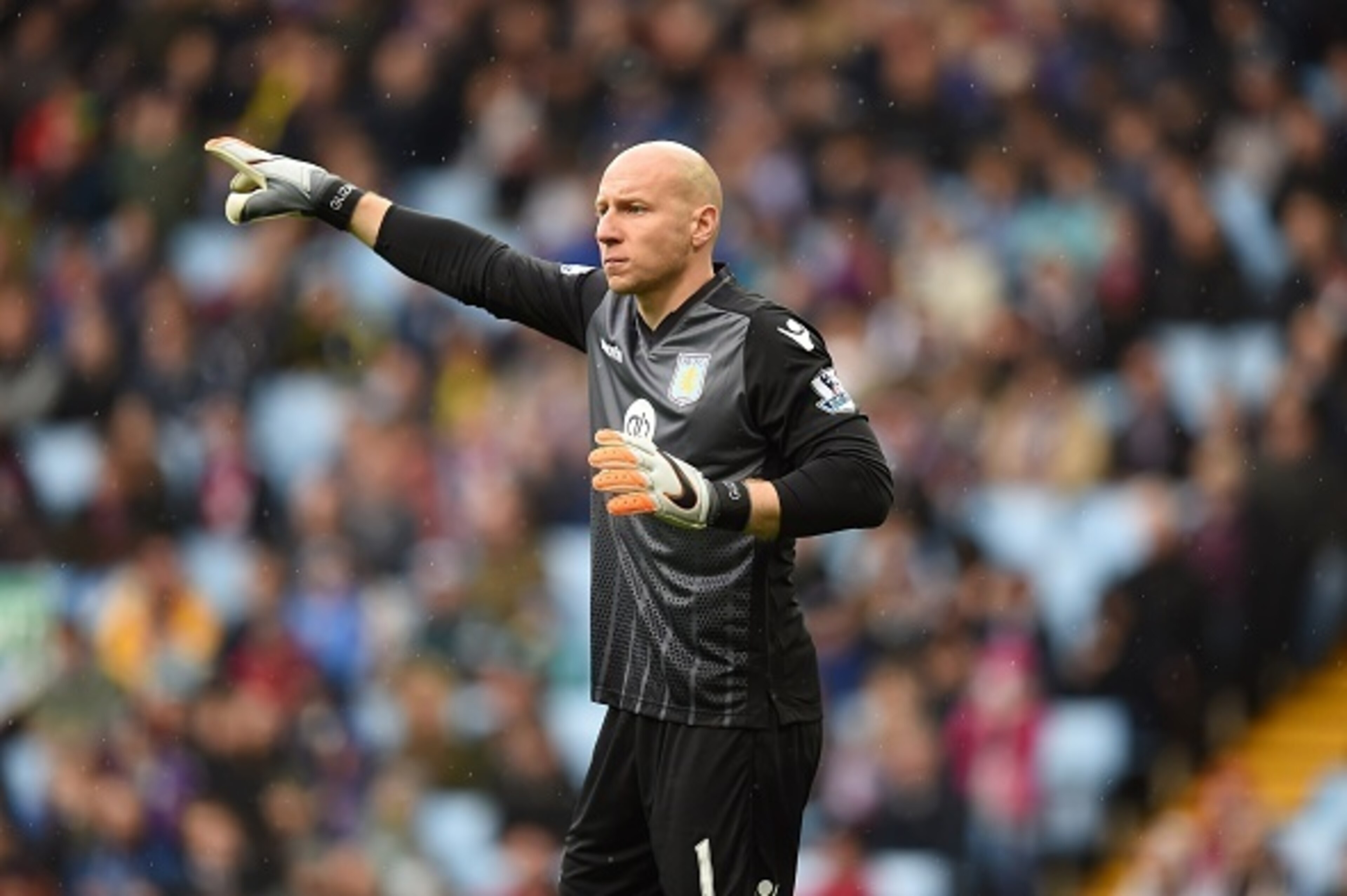 Aston Villa's US goalkeeper Brad Guzan gestures during the English Premier League football match between Aston Villa and Swansea City at Villa Park in Birmingham, central England on October 24, 2015. AFP PHOTO / PAUL ELLIS

RESTRICTED TO EDITORIAL USE. No