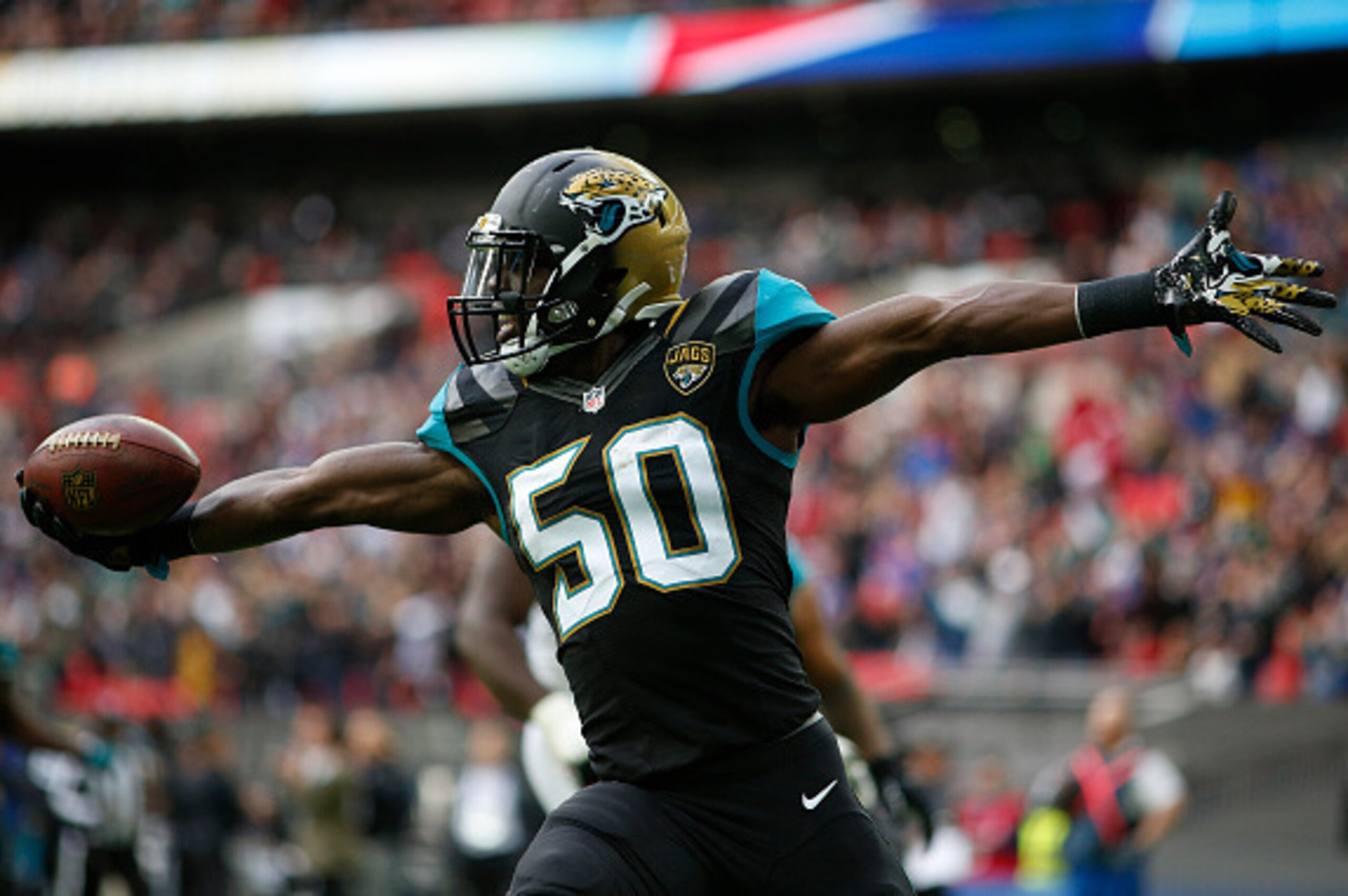 LONDON, ENGLAND - OCTOBER 25: #50 Telvin Smith #50 of Jacksonville Jaguars scores a touchdown in the second quarter on an interception in the second quarter during the NFL game between Jacksonville Jaguars and Buffalo Bills at Wembley Stadium on October 2