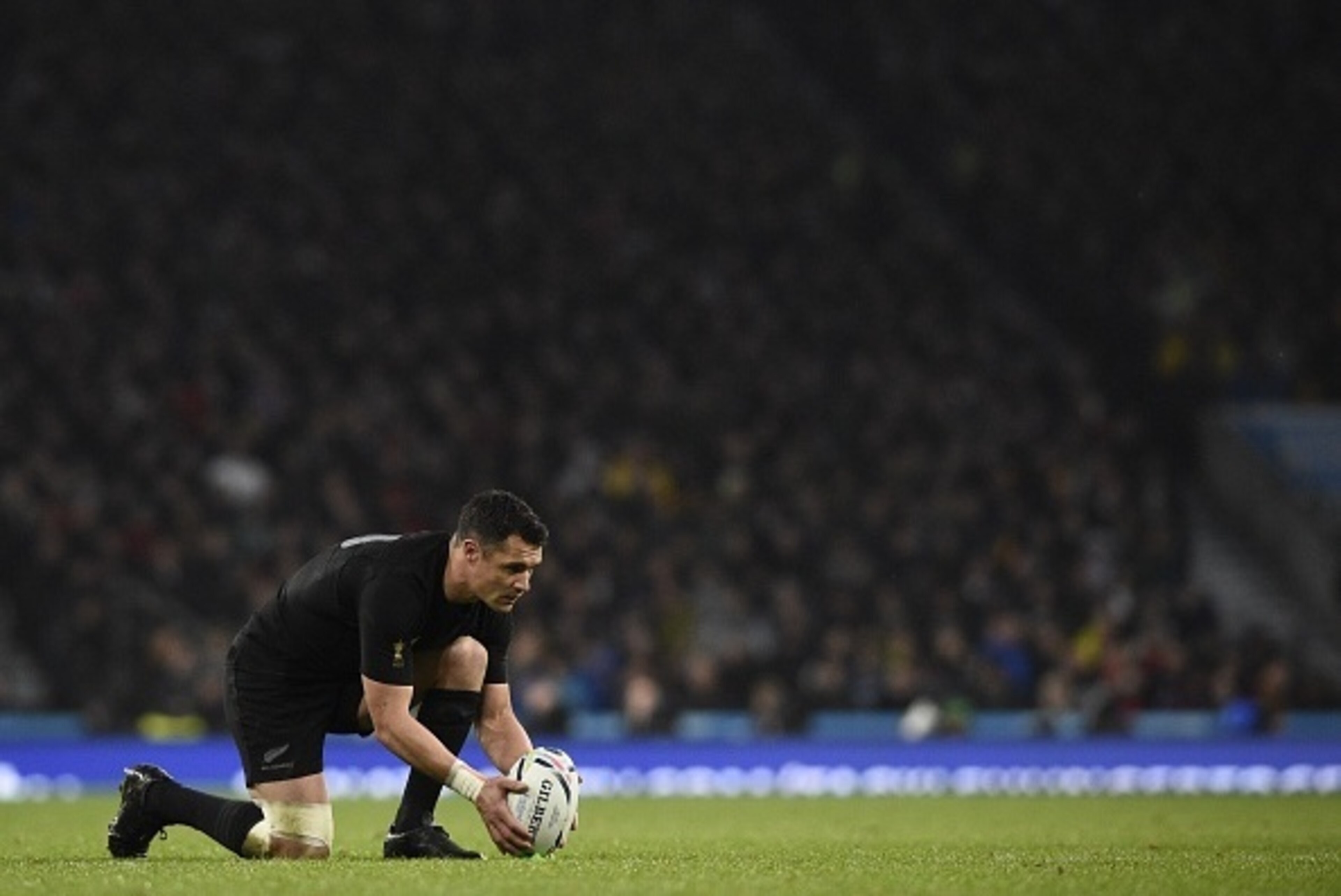 New Zealand's fly half Dan Carter prepares to kick the ball  during a semi-final match of the 2015 Rugby World Cup between South Africa and New Zealand at Twickenham Stadium, southwest London, on October 24, 2015.  AFP PHOTO / FRANCK FIFE

RESTRICTED TO E