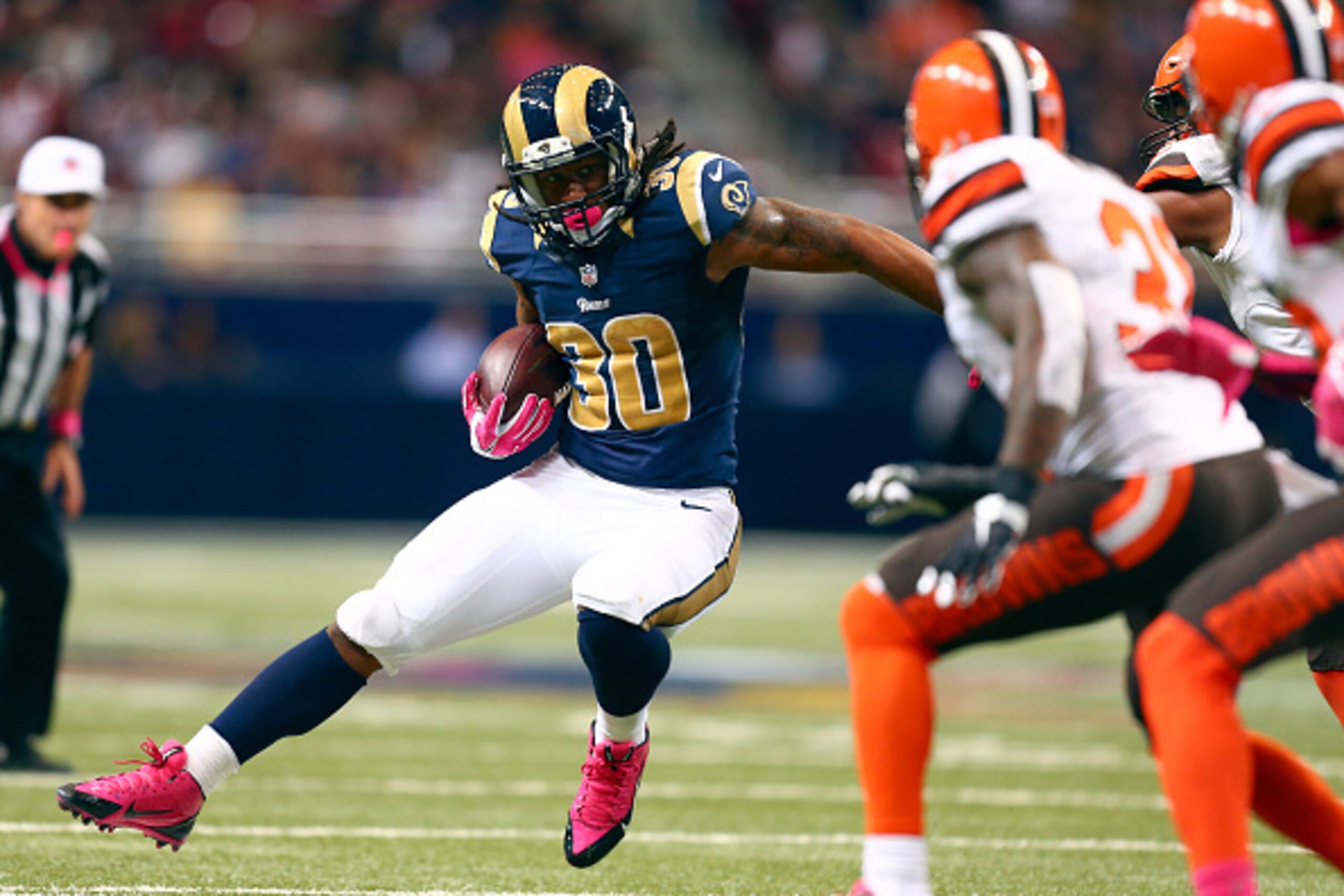 ST. LOUIS, MO - OCTOBER 25: Todd Gurley #30 of the St. Louis Rams carries the ball in the fourth quarter against the Cleveland Browns at the Edward Jones Dome on October 25, 2015 in St. Louis, Missouri. (Photo by Dilip Vishwanat/Getty Images)