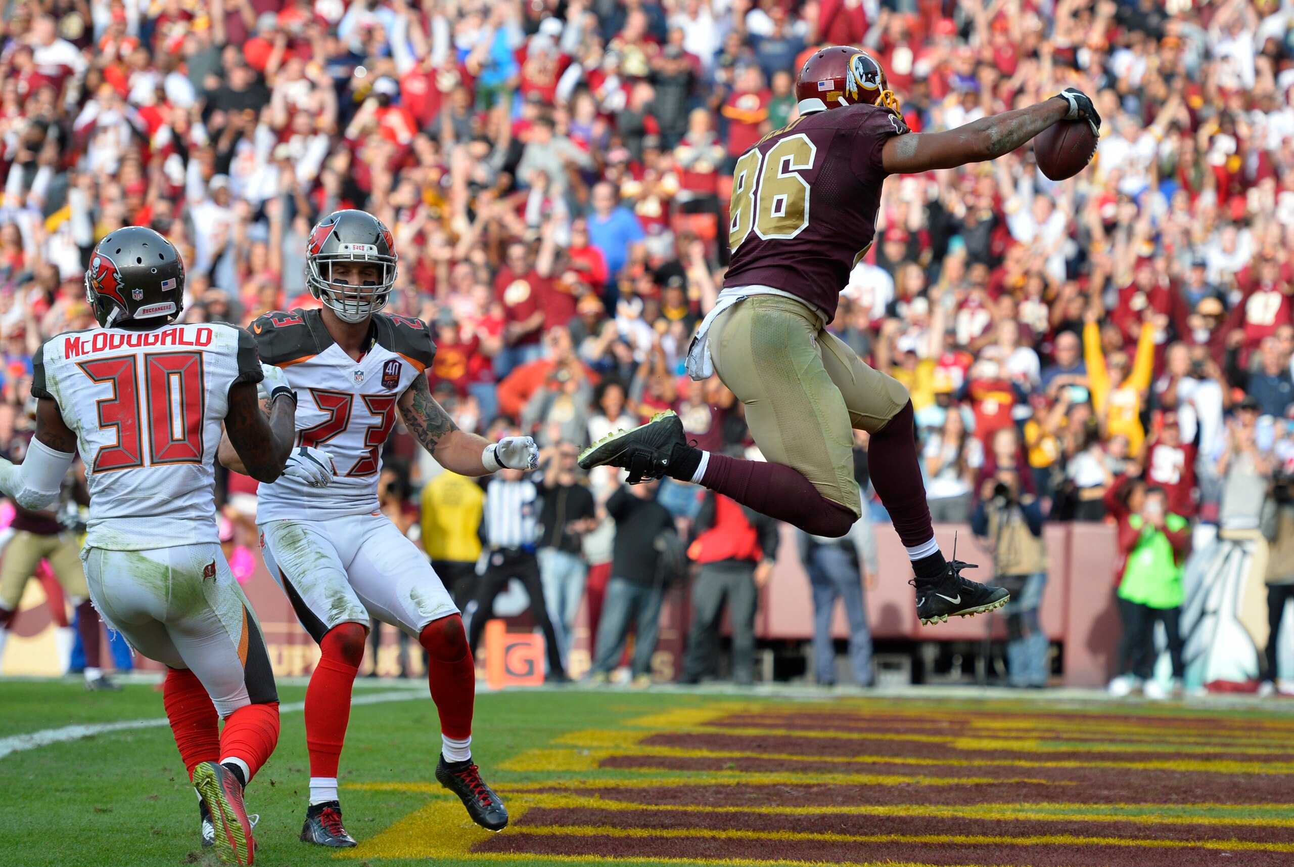 Oct 25, 2015; Landover, MD, USA; Washington Redskins tight end Jordan Reed (86) celebrates after scoring a touchdown during the fourth quarter against the Tampa Bay Buccaneers at FedEx Field. Washington Redskins defeated Tampa Bay Buccaneers 31-30.Mandato