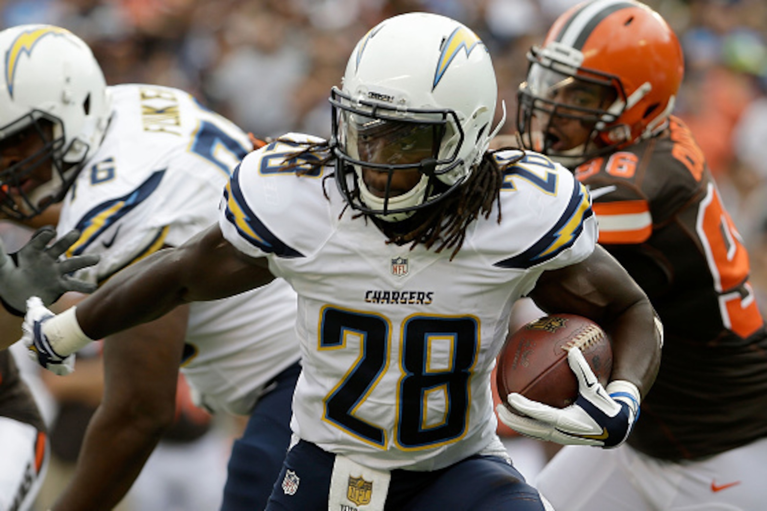 SAN DIEGO, CA - OCTOBER 04:  Melvin Gordon #28 of the San Diego Chargers carries the ball against the Cleveland Browns at Qualcomm Stadium on October 4, 2015 in San Diego, California. (Photo by Jeff Gross/Getty Images)