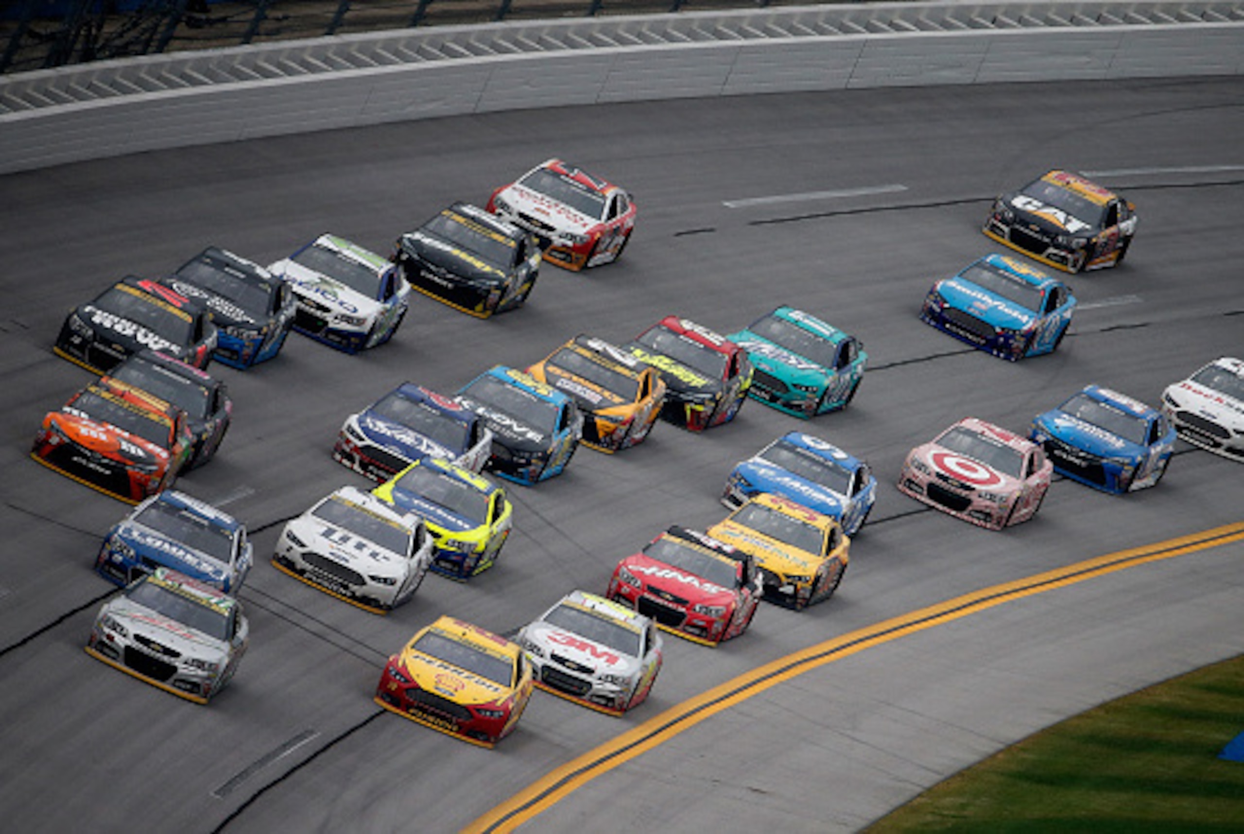 TALLADEGA, AL - OCTOBER 25: Dale Earnhardt Jr., driver of the #88 Diet Mountain Dew Chevrolet, leads the field during the NASCAR Sprint Cup Series CampingWorld.com 500 at Talladega Superspeedway on October 25, 2015 in Talladega, Alabama. (Photo by Brian TALLADEGA, AL - OCTOBER 25: Dale Earnhardt Jr., driver of the #88 Diet Mountain Dew Chevrolet, leads the field during the NASCAR Sprint Cup Series CampingWorld.com 500 at Talladega Superspeedway on October 25, 2015 in Talladega, Alabama. (Photo by Brian