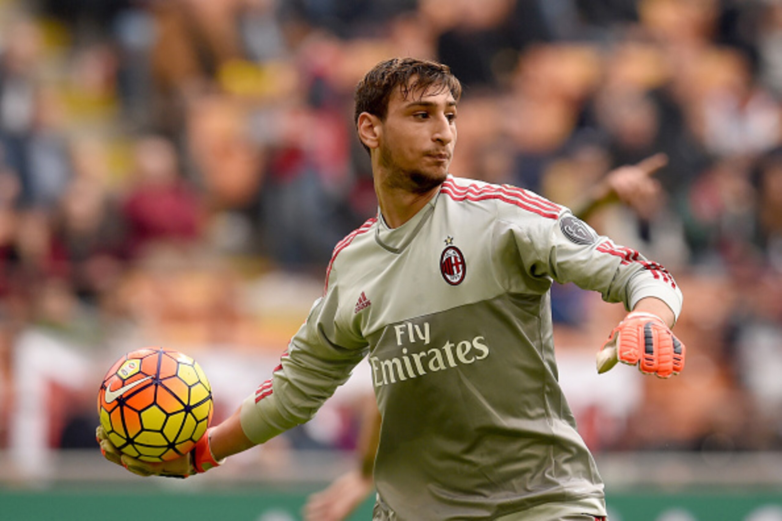 MILAN, ITALY - OCTOBER 25: Gianluigi Donnarumma of AC Milan in action during the Serie A match between AC Milan and US Sassuolo Calcio at Stadio Giuseppe Meazza on October 25, 2015 in Milan, Italy. (Photo by Claudio Villa/Getty Images) MILAN, ITALY - OCTOBER 25: Gianluigi Donnarumma of AC Milan in action during the Serie A match between AC Milan and US Sassuolo Calcio at Stadio Giuseppe Meazza on October 25, 2015 in Milan, Italy. (Photo by Claudio Villa/Getty Images)