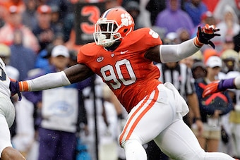 CLEMSON, SC - OCTOBER 10: Justin Thomas #5 of the Georgia Tech Yellow Jackets scrambles from Shaq Lawson #90 of the Clemson Tigers during their game at Memorial Stadium on October 10, 2015 in Clemson, South Carolina. (Photo by Tyler Smith/Getty Images)
