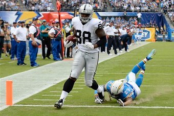Raiders tight end Clive Walford scores a touchdown.