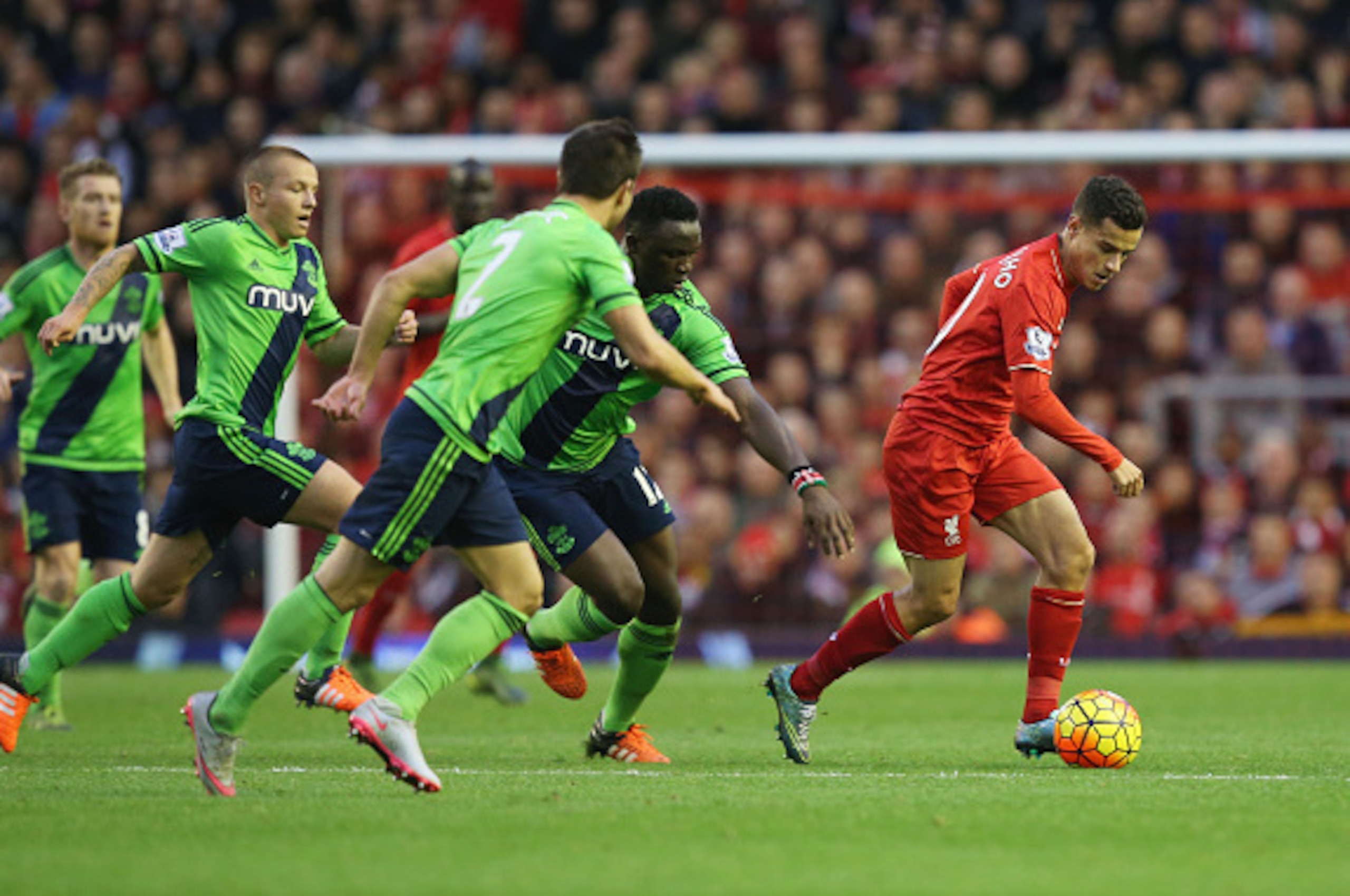 LIVERPOOL, ENGLAND - OCTOBER 25: Philippe Coutinho of Liverpool controls the ball against Southampton defense during the Barclays Premier League match between Liverpool and Southampton at Anfield on October 25, 2015 in Liverpool, England. (Photo by Jan K LIVERPOOL, ENGLAND - OCTOBER 25: Philippe Coutinho of Liverpool controls the ball against Southampton defense during the Barclays Premier League match between Liverpool and Southampton at Anfield on October 25, 2015 in Liverpool, England. (Photo by Jan K