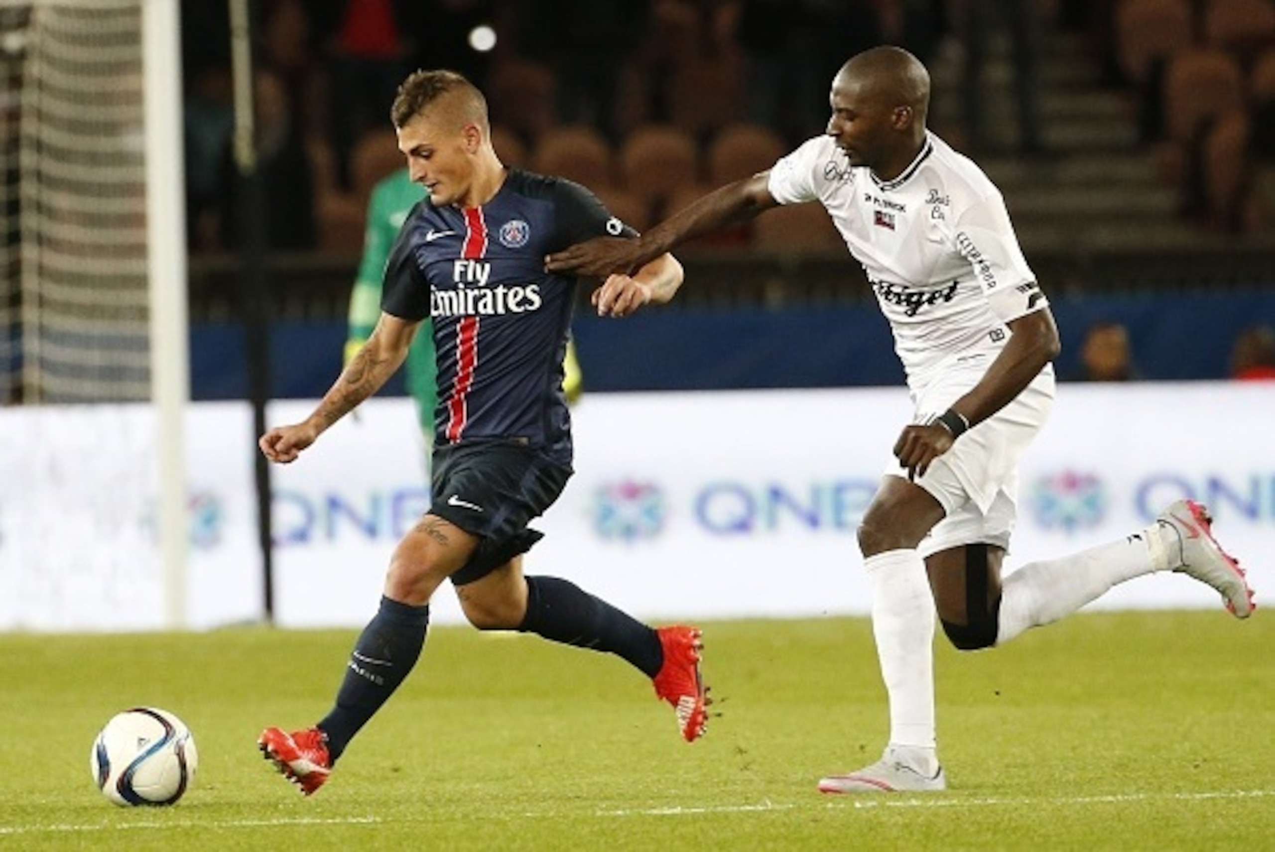 Paris Saint-Germain's Italian midfielder Marco Verratti (L) vies with Guingamp's French midfielder Younousse Sankhare during the French L1 football match between Paris Saint-Germain (PSG) and EA Guingamp on September 22, 2015 at the Parc des Princes stadi