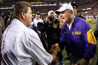 BATON ROUGE, LA - OCTOBER 17:  Head coach Jim McElwain of the Florida Gators talks with head coach Les Miles of the LSU Tigers at Tiger Stadium on October 17, 2015 in Baton Rouge, Louisiana. The Tigers defeated the Gators 35-28.  (Photo by Chris Graythen/