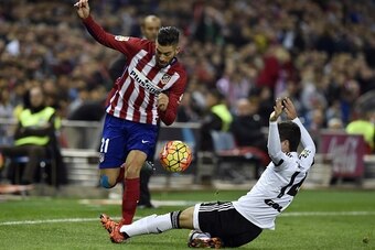 Atletico Madrid's Belgian midfielder Yannick Ferreira Carrasco (L) vies with Valencia's defender Jose Gaya during the Spanish league football match Club Atletico de Madrid vs Valencia CF at the Vicente Calderon stadium in Madrid on October 25, 2015.   AFP
