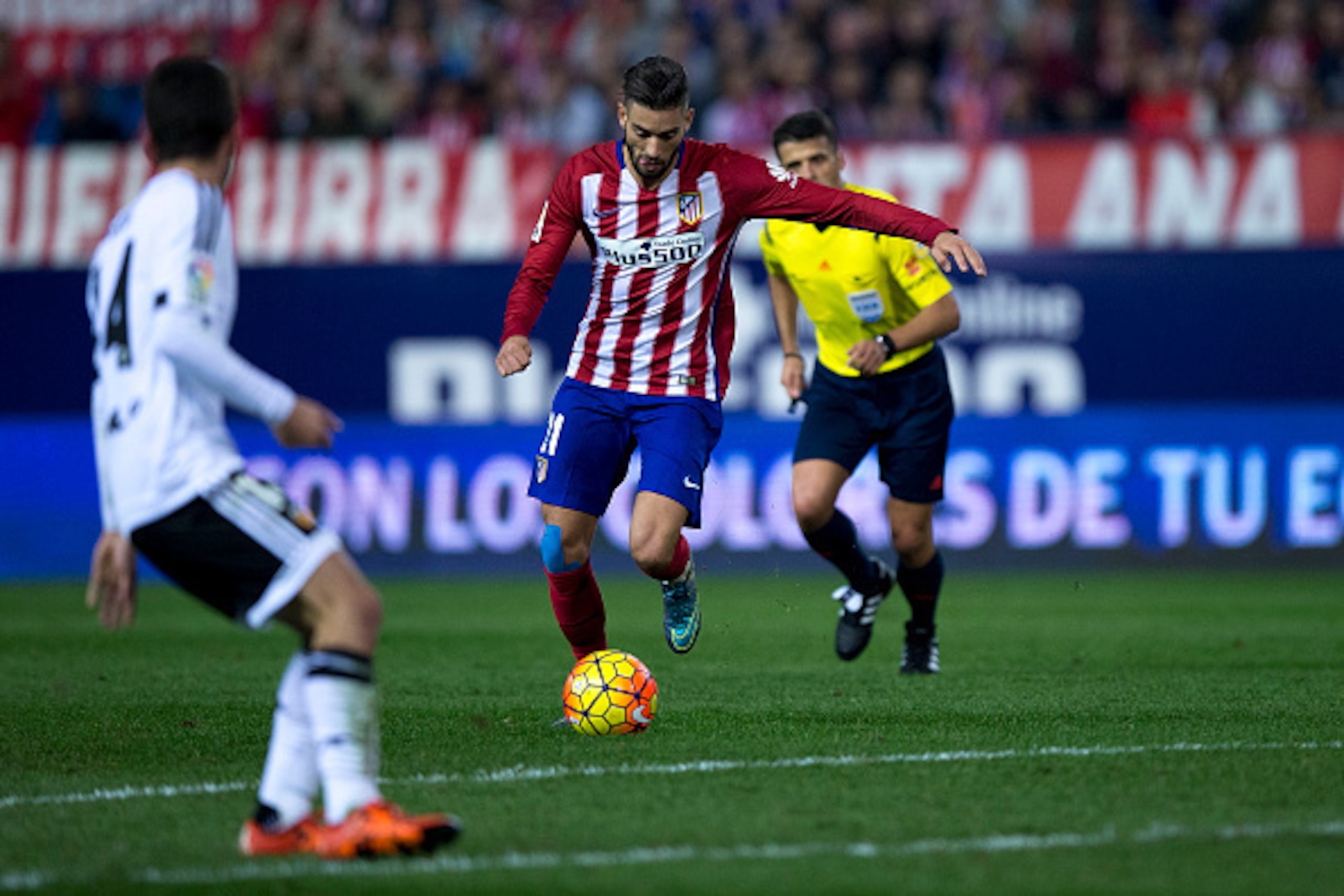 MADRID, SPAIN - OCTOBER 25:  Yannick Carrasco of Atletico de Madrid scores their second goal during the La Liga amtch between Club Atletico de Madrid and Valencia CF at Vicente Calderon Stadium on October 25, 2015 in Madrid, Spain.  (Photo by Gonzalo Arro
