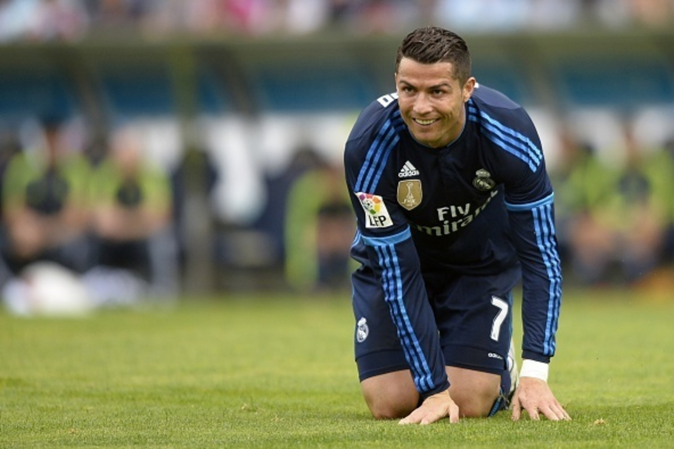 Real Madrid's Portuguese forward Cristiano Ronaldo kneels on the ground during the Spanish league football match Celta Vigo vs Real Madrid CF at the Balaidos stadium in Vigo on October 24, 2015. Real Madrid won the match 3-1. AFP PHOTO / MIGUEL RIOPA     