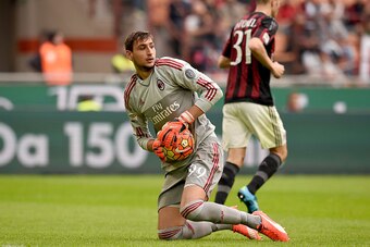 MILAN, ITALY - OCTOBER 25:  Gianluigi Donnarumma of AC Milan in action during the Serie A match between AC Milan and US Sassuolo Calcio at Stadio Giuseppe Meazza on October 25, 2015 in Milan, Italy.  (Photo by Claudio Villa/Getty Images)