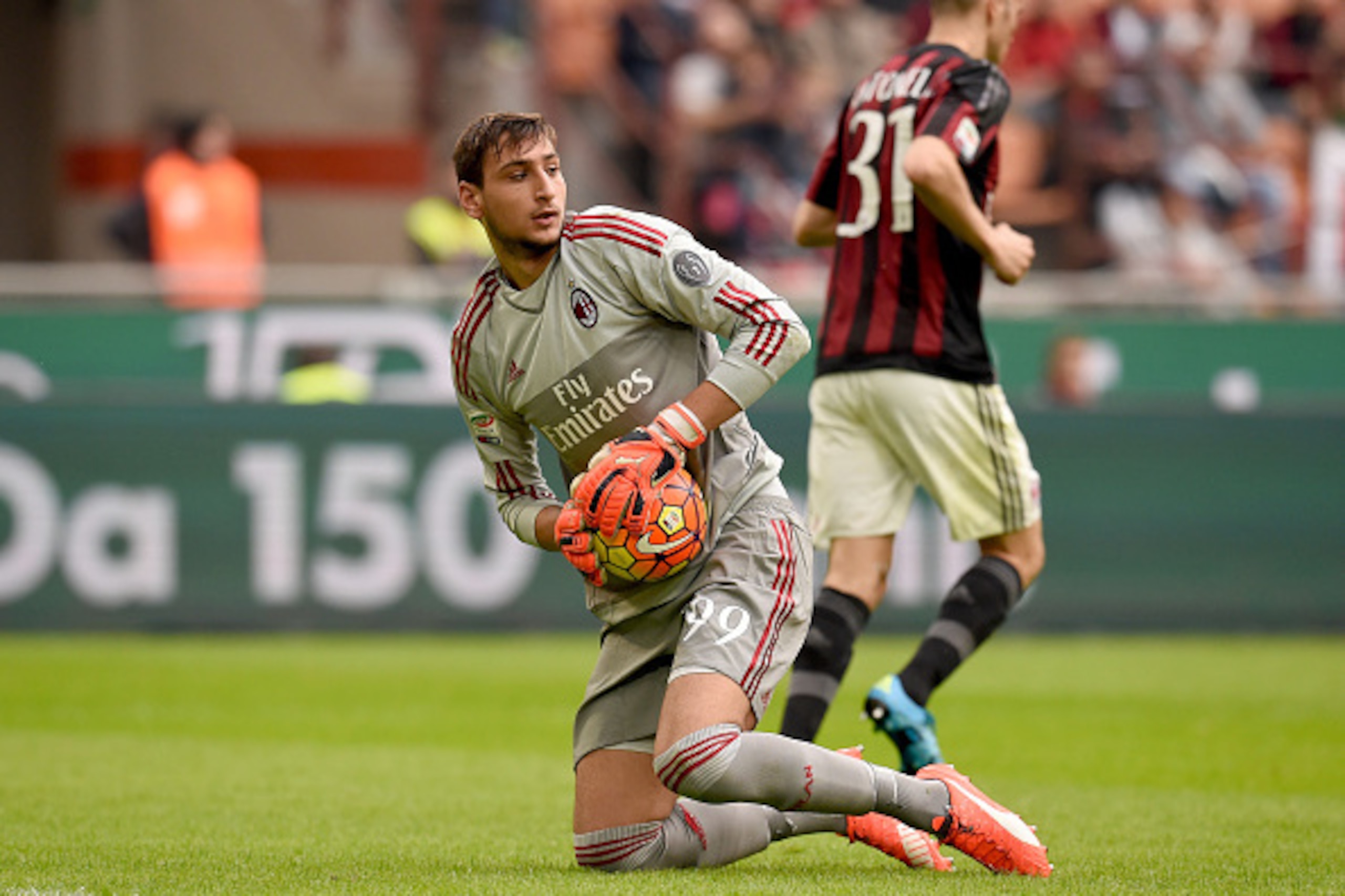 MILAN, ITALY - OCTOBER 25:  Gianluigi Donnarumma of AC Milan in action during the Serie A match between AC Milan and US Sassuolo Calcio at Stadio Giuseppe Meazza on October 25, 2015 in Milan, Italy.  (Photo by Claudio Villa/Getty Images)