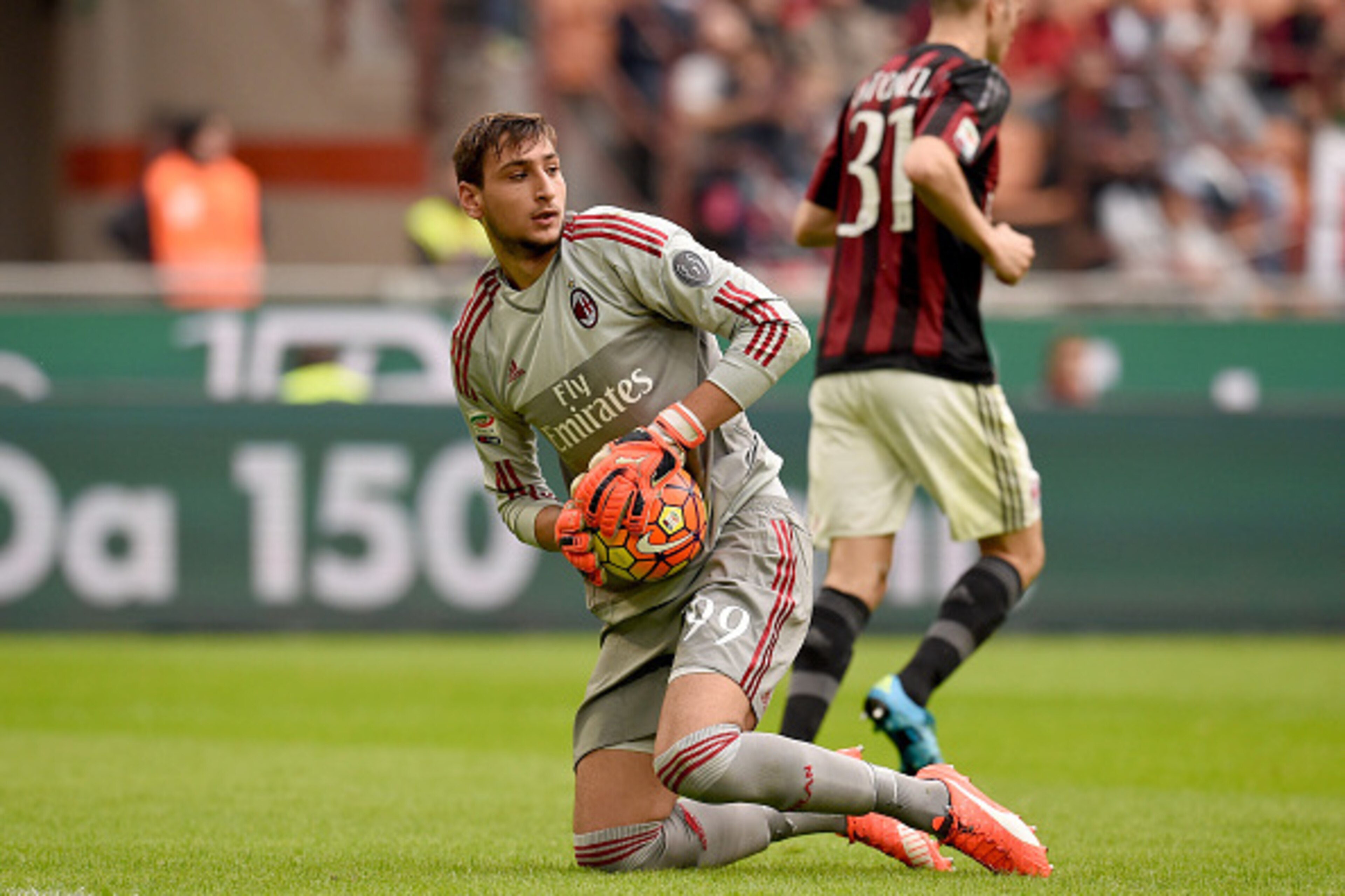 MILAN, ITALY - OCTOBER 25:  Gianluigi Donnarumma of AC Milan in action during the Serie A match between AC Milan and US Sassuolo Calcio at Stadio Giuseppe Meazza on October 25, 2015 in Milan, Italy.  (Photo by Claudio Villa/Getty Images)