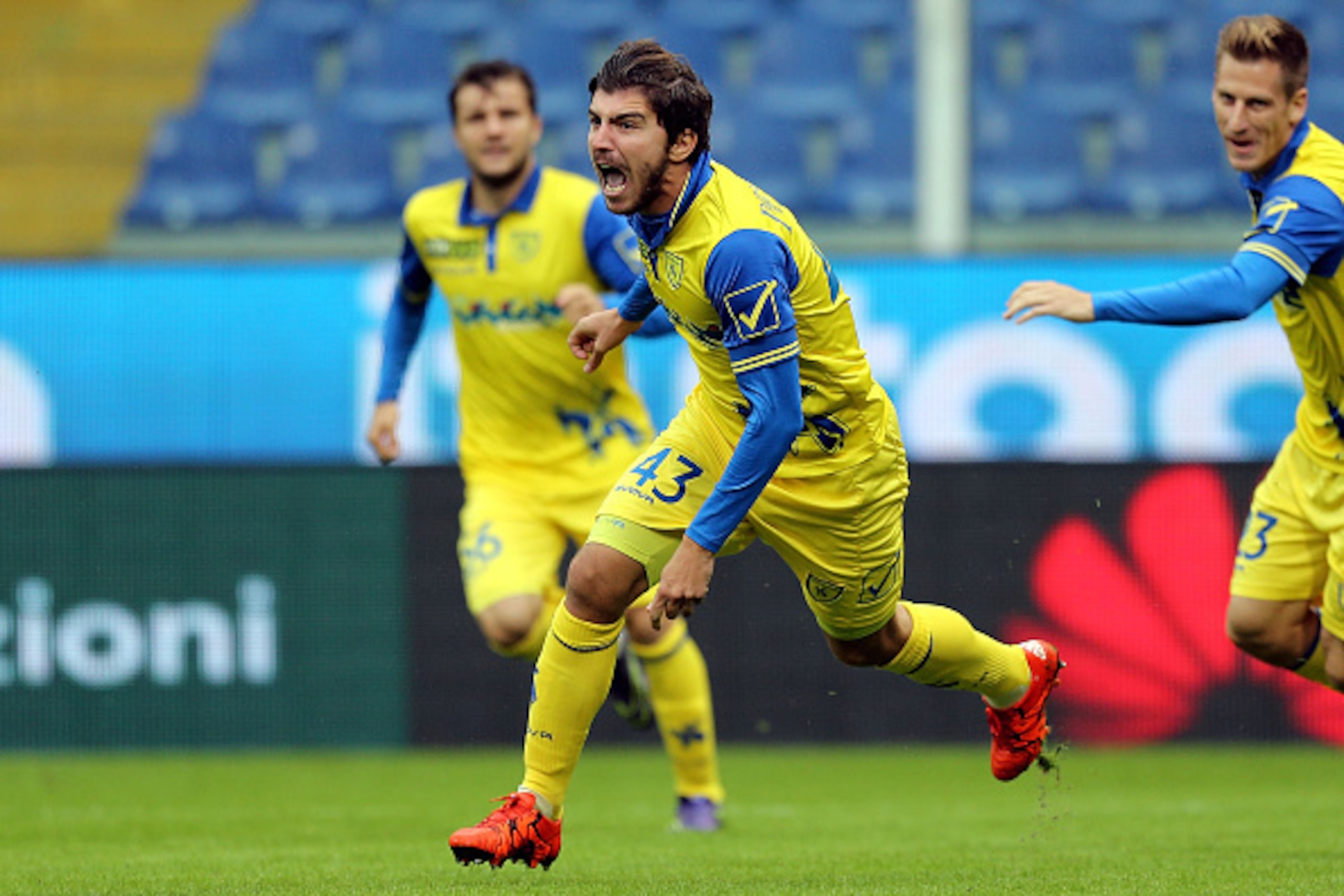 GENOA, ITALY - OCTOBER 18: Alberto Paloschi of AC Chievo Verona celebrates after scoring a goal during the Serie A match between Genoa CFC and AC Chievo Verona at Stadio Luigi Ferraris on October 18, 2015 in Genoa, Italy.  (Photo by Gabriele Maltinti/Gett
