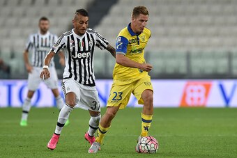 TURIN, ITALY - SEPTEMBER 12:  Valter Birsa (R) of AC Chievo Verona is challenged by Roberto Maximilian Pereyra of Juventus FC during the Serie A match between Juventus FC and AC Chievo Verona at Juventus Arena on September 12, 2015 in Turin, Italy.  (Phot