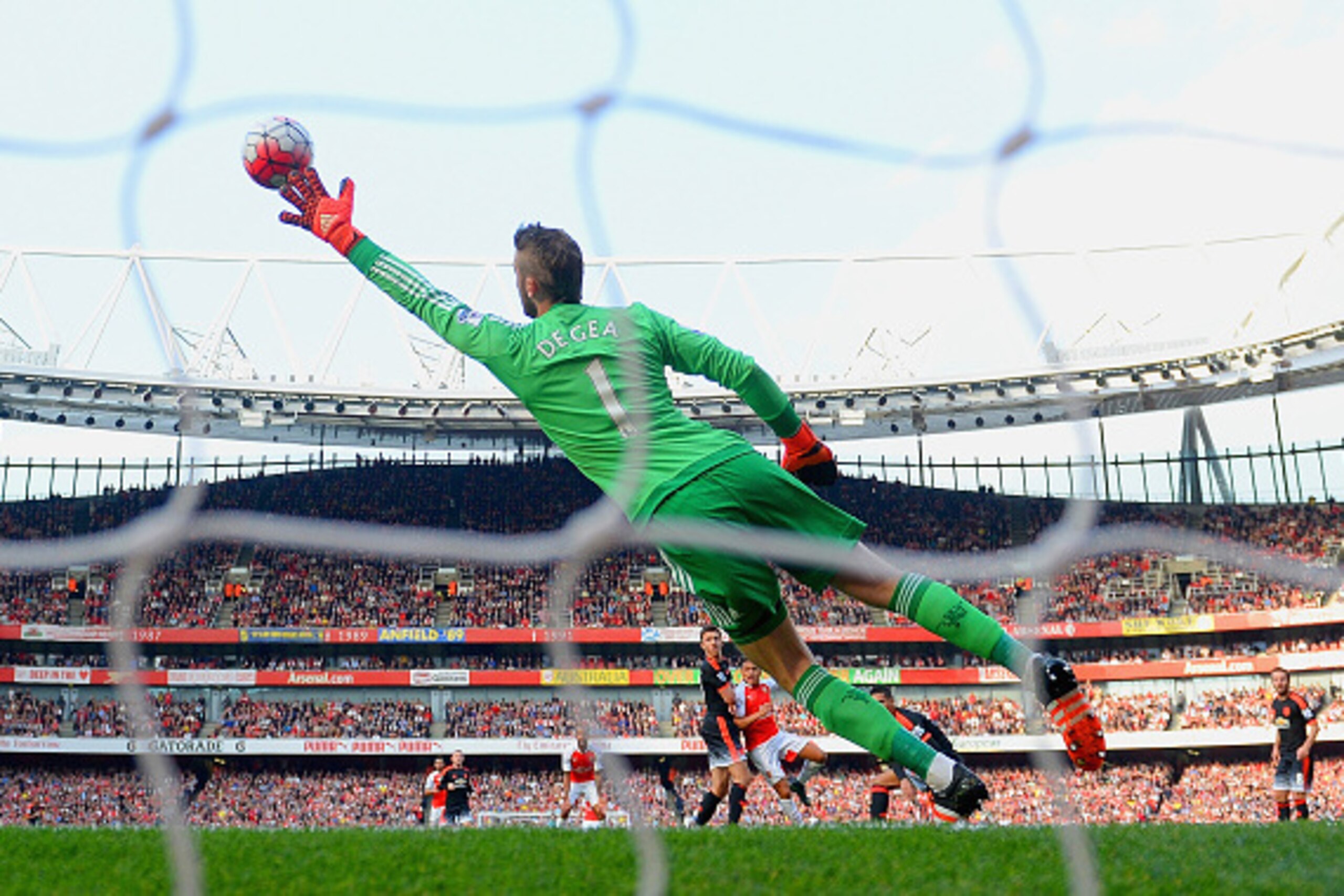 LONDON, ENGLAND - OCTOBER 04: Alexis Sanchez of Arsenal scores Arsenal's third goal past the outstretched David De Gea of Manchester United during the Barclays Premier League match between Arsenal and Manchester United at Emirates Stadium on October 4, 2 LONDON, ENGLAND - OCTOBER 04: Alexis Sanchez of Arsenal scores Arsenal's third goal past the outstretched David De Gea of Manchester United during the Barclays Premier League match between Arsenal and Manchester United at Emirates Stadium on October 4, 2