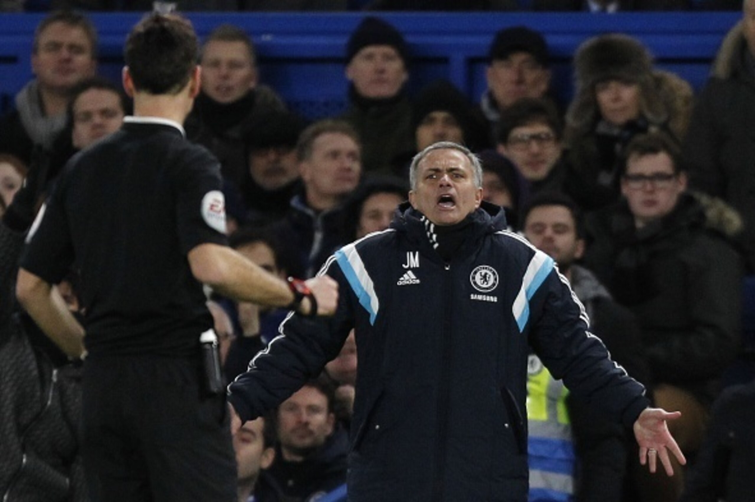 Chelsea's Portuguese manager Jose Mourinho (R) gestures to referee Mark Clattenburg (L) during the English Premier League football match between Chelsea and Manchester City at Stamford Bridge in London on January 31, 2015. AFP PHOTO / IAN KINGTON
RESTRI Chelsea's Portuguese manager Jose Mourinho (R) gestures to referee Mark Clattenburg (L) during the English Premier League football match between Chelsea and Manchester City at Stamford Bridge in London on January 31, 2015. AFP PHOTO / IAN KINGTON
RESTRI