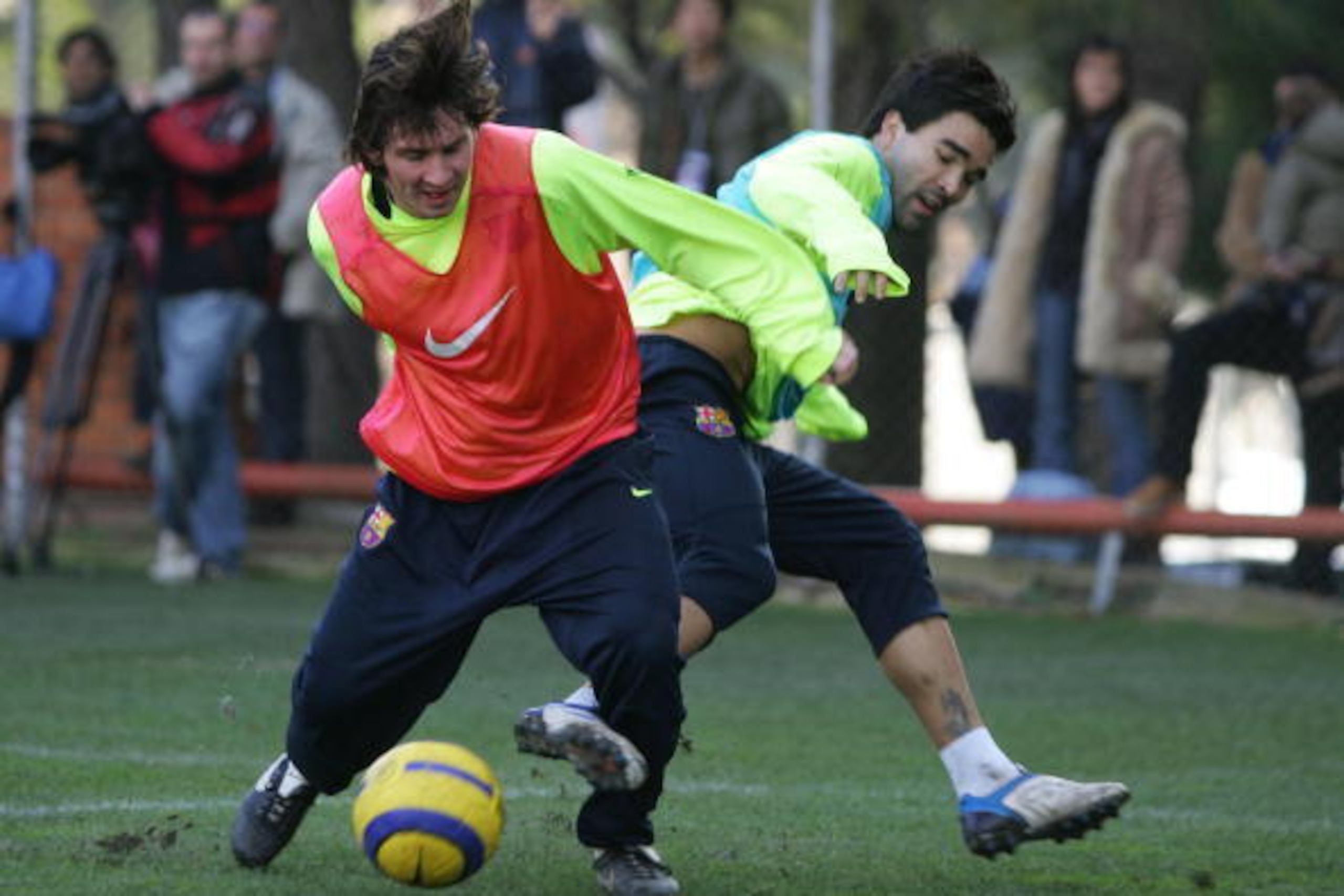 Barcelona, SPAIN:  FC Barcelona's Argentinian Leo Messi (L) and Portuguese Deco (R) vies during a training session at 'La Masia' in Camp Nou stadium in Barcelona, 09 December 2005, in Barcelona, to prepare their Spanish League football match against Sevil
