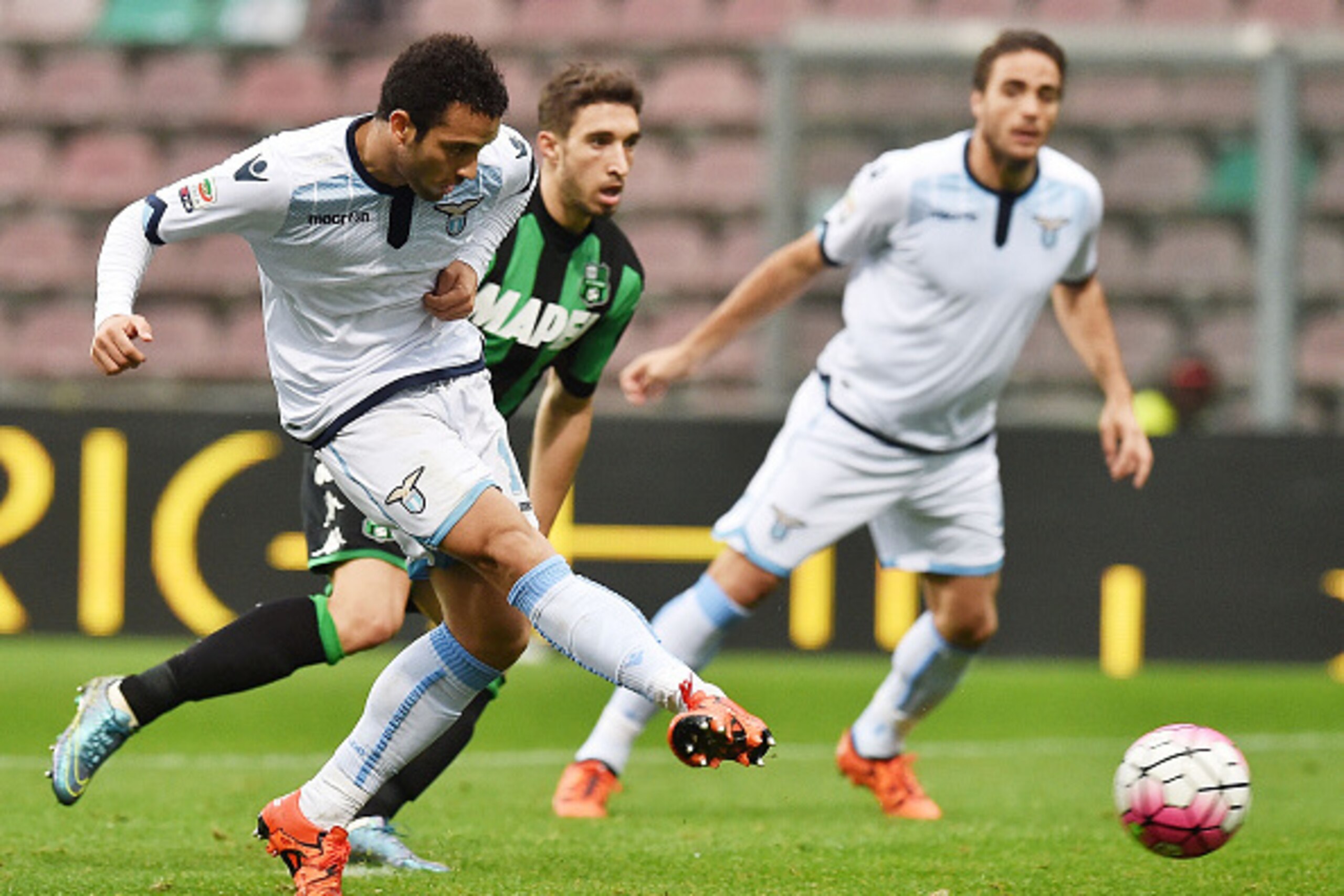 REGGIO NELL'EMILIA, ITALY - OCTOBER 18: Felipe Anderson of Lazio scores the goal 2-1 during the Serie A match between US Sassuolo Calcio and SS Lazio at Mapei Stadium - Citta del Tricolore on October 18, 2015 in Reggio nell'Emilia, Italy.  (Photo by Giuse
