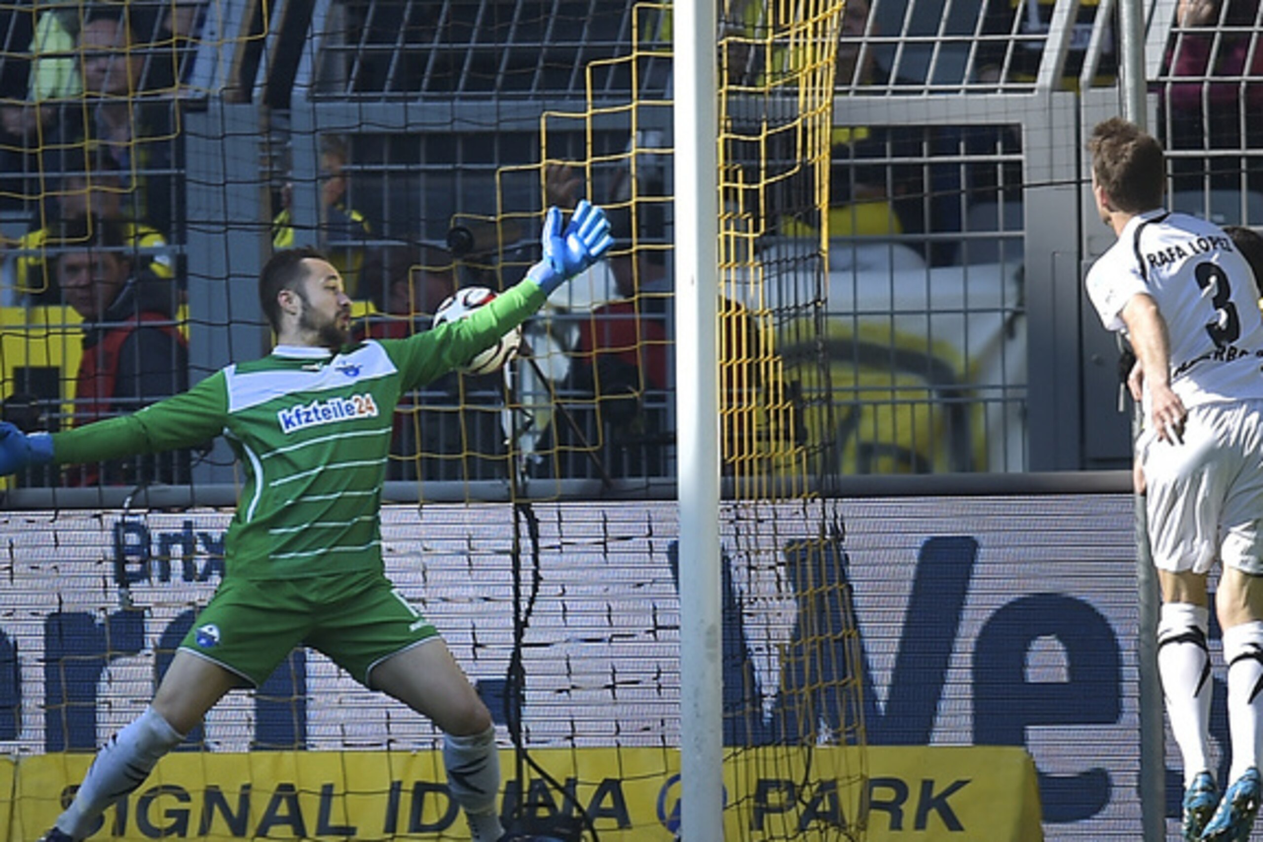 Lukas Kruse couldn't stop Dortmund in the last meeting, as Paderborn lost 3-0.